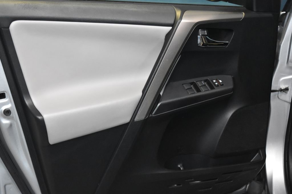 2018 Toyota RAV4 Hybrid photo 3
