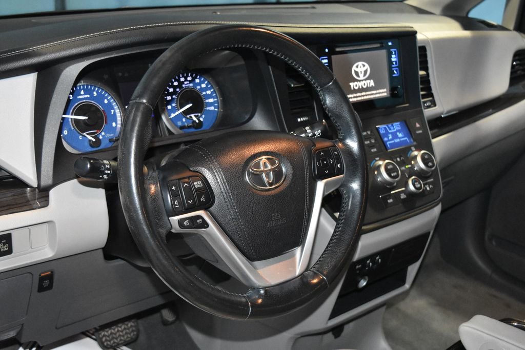 2015 Toyota Sienna L photo 2