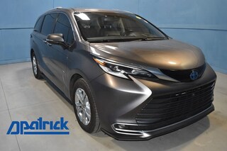 2022 Toyota Sienna Platinum 4D Passenger Van