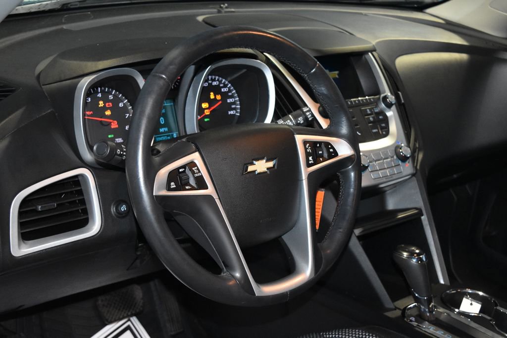 2017 Chevrolet Equinox LT photo 2