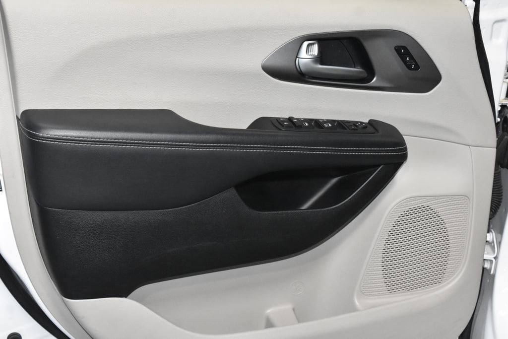 Used 2024 Chrysler Pacifica Touring L 4D Passenger Van