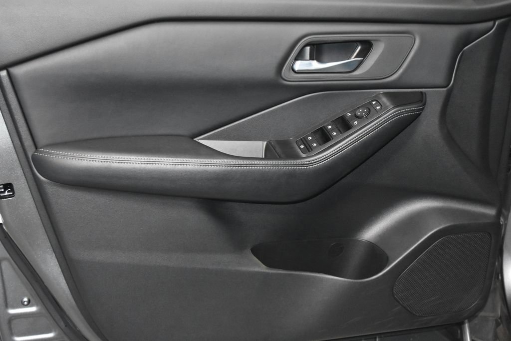 2024 Nissan Rogue SV photo 3