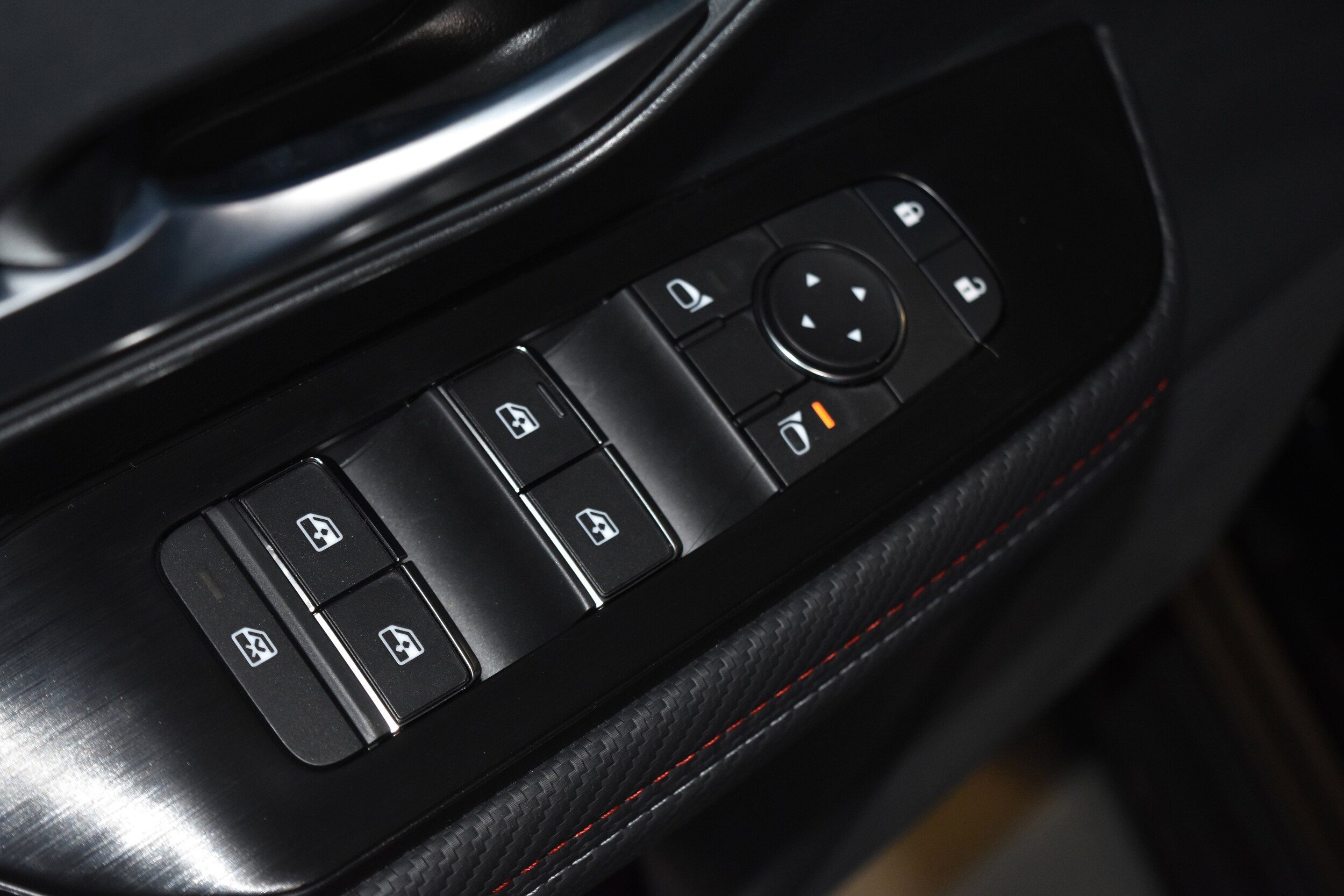 2026 Nissan Kicks SR photo 4