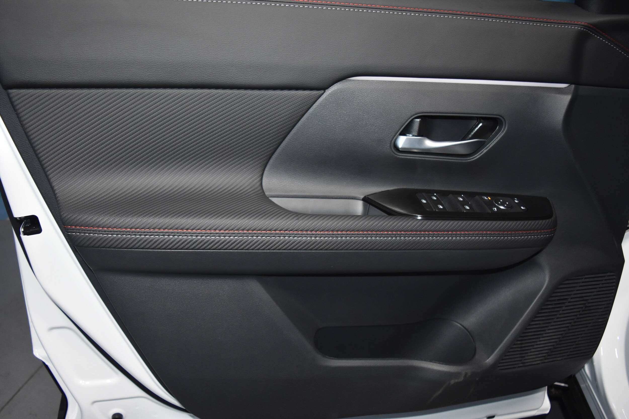 2026 Nissan Kicks SR photo 4