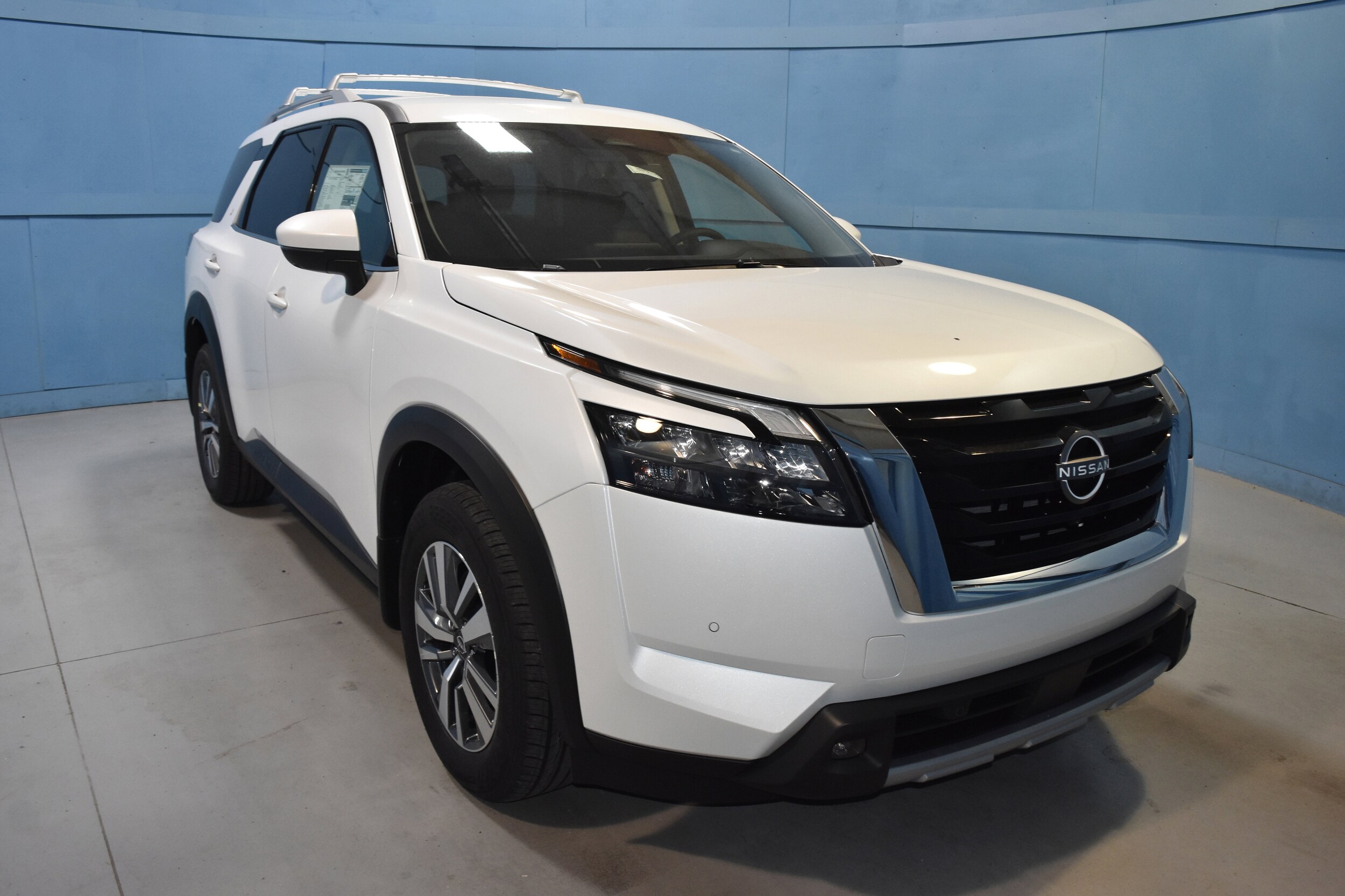2025 Nissan Pathfinder SL photo 2