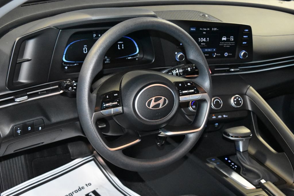 2024 Hyundai Elantra SE photo 2