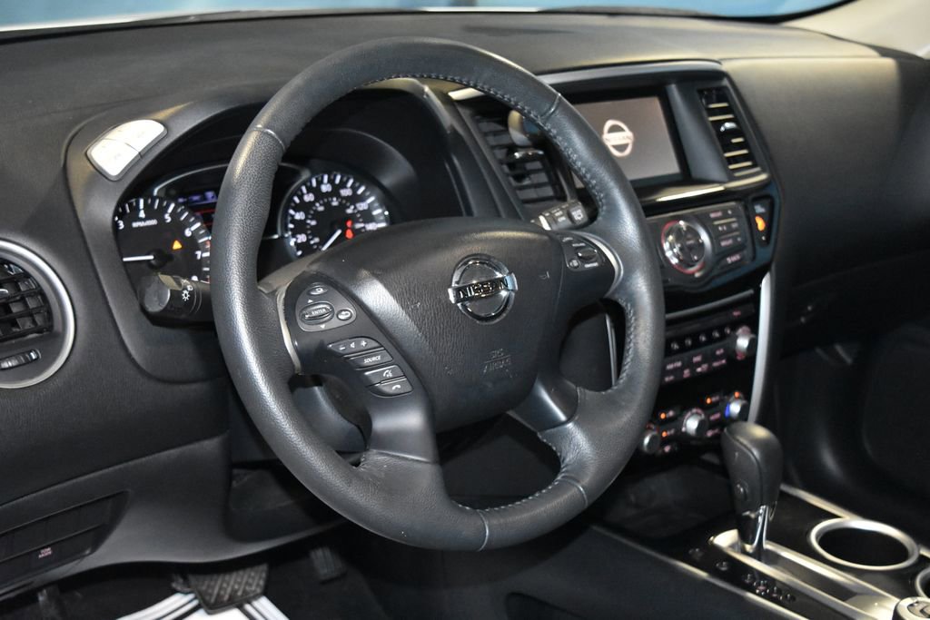 2016 Nissan Pathfinder SV photo 2