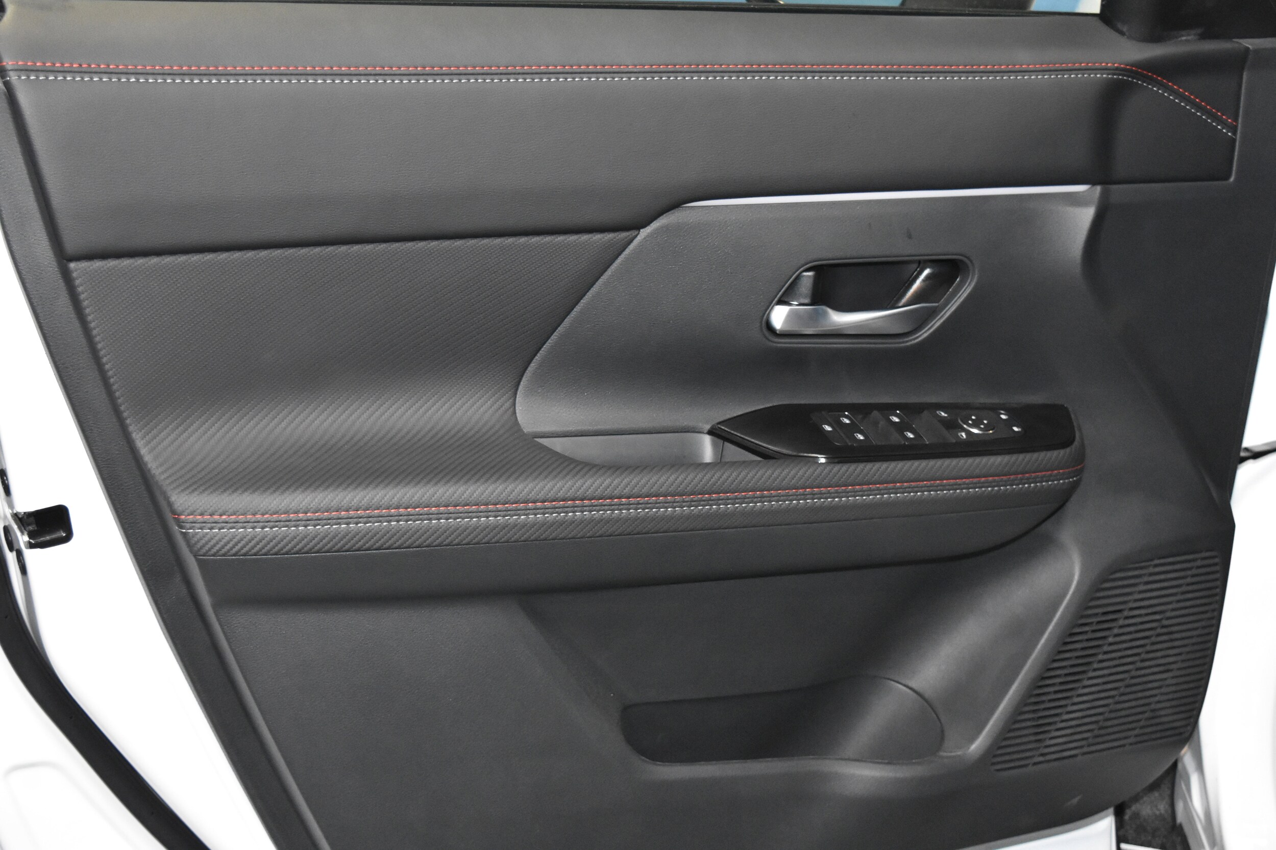 2025 Nissan Kicks SR photo 4