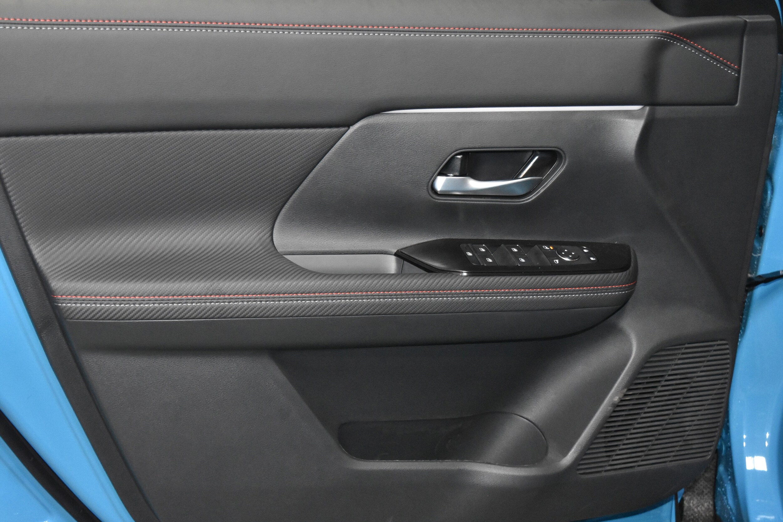 2026 Nissan Kicks SR photo 4