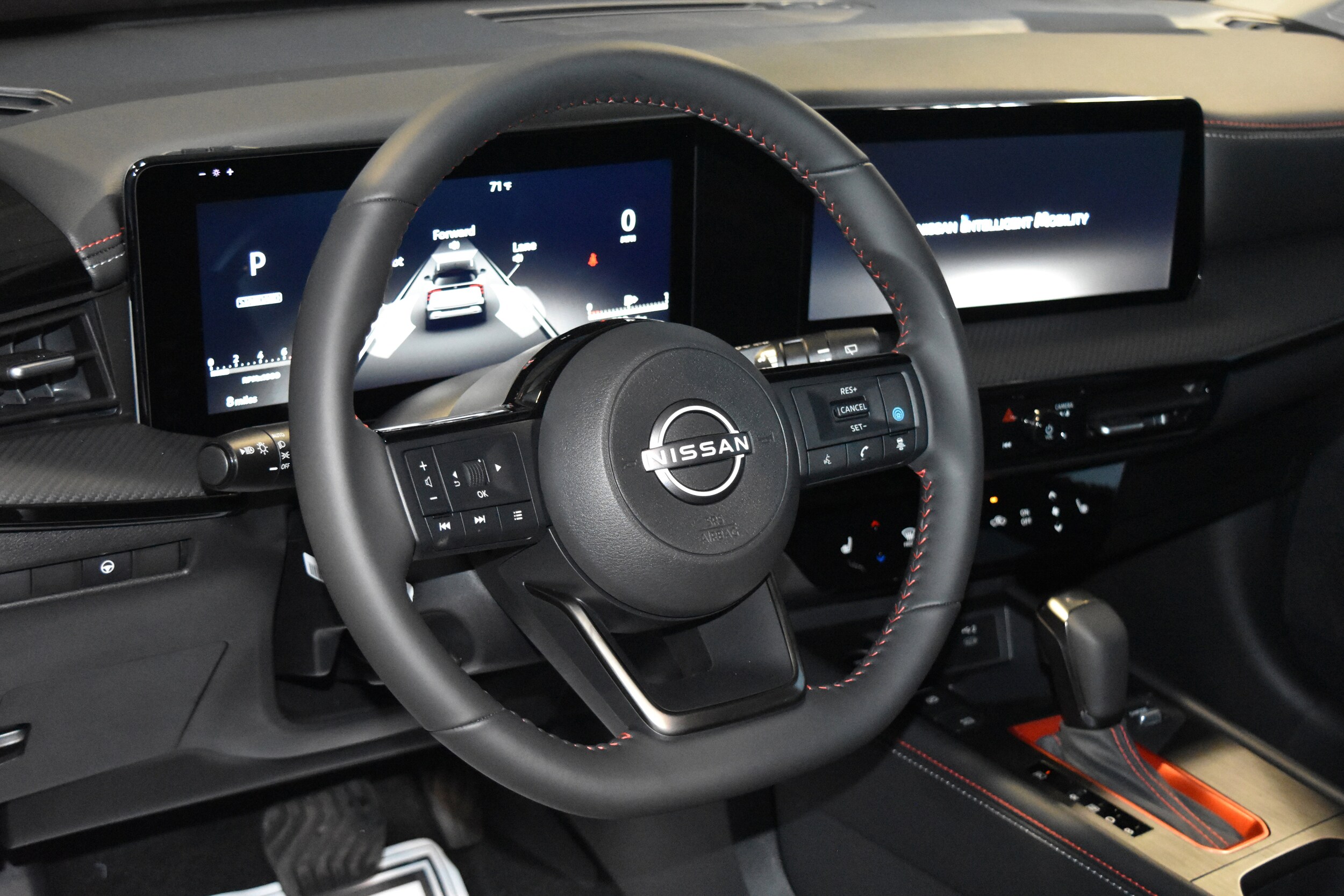 2026 Nissan Kicks SR photo 3