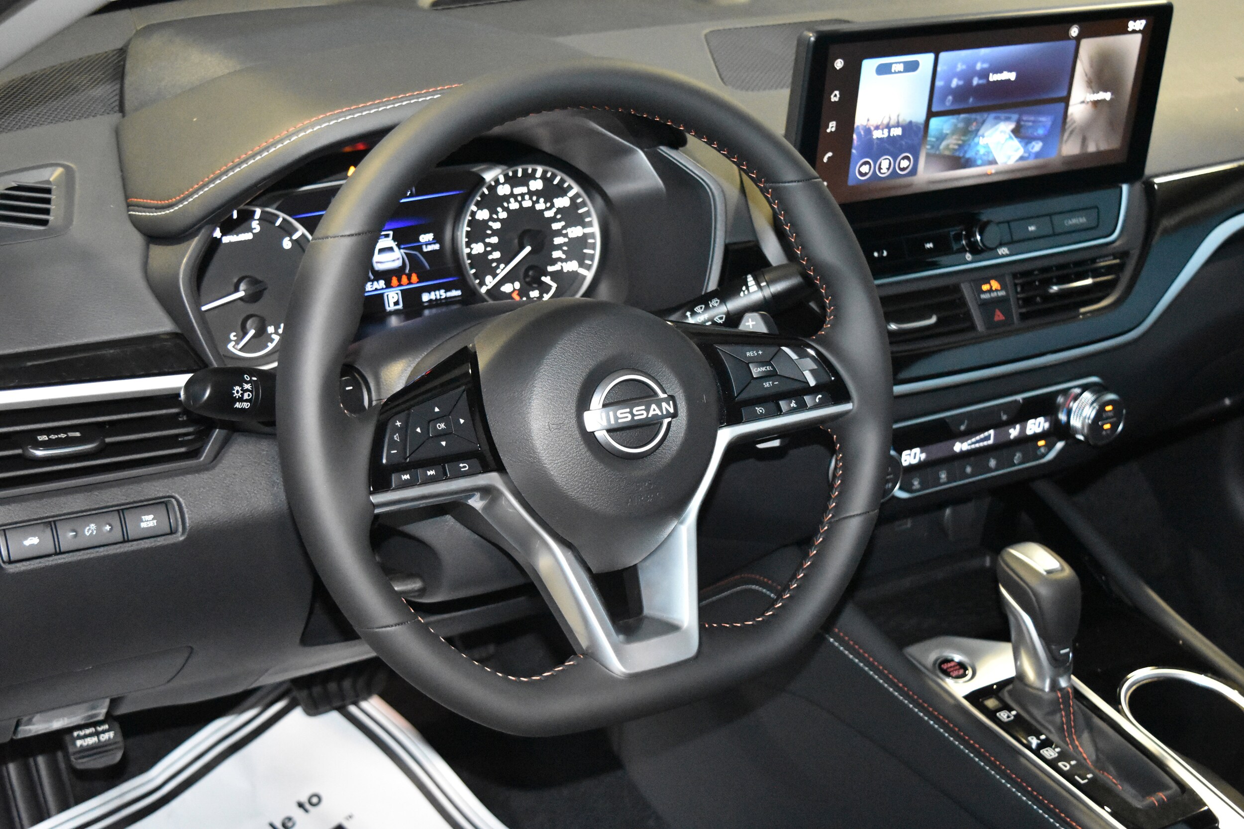 2025 Nissan Altima SR photo 3