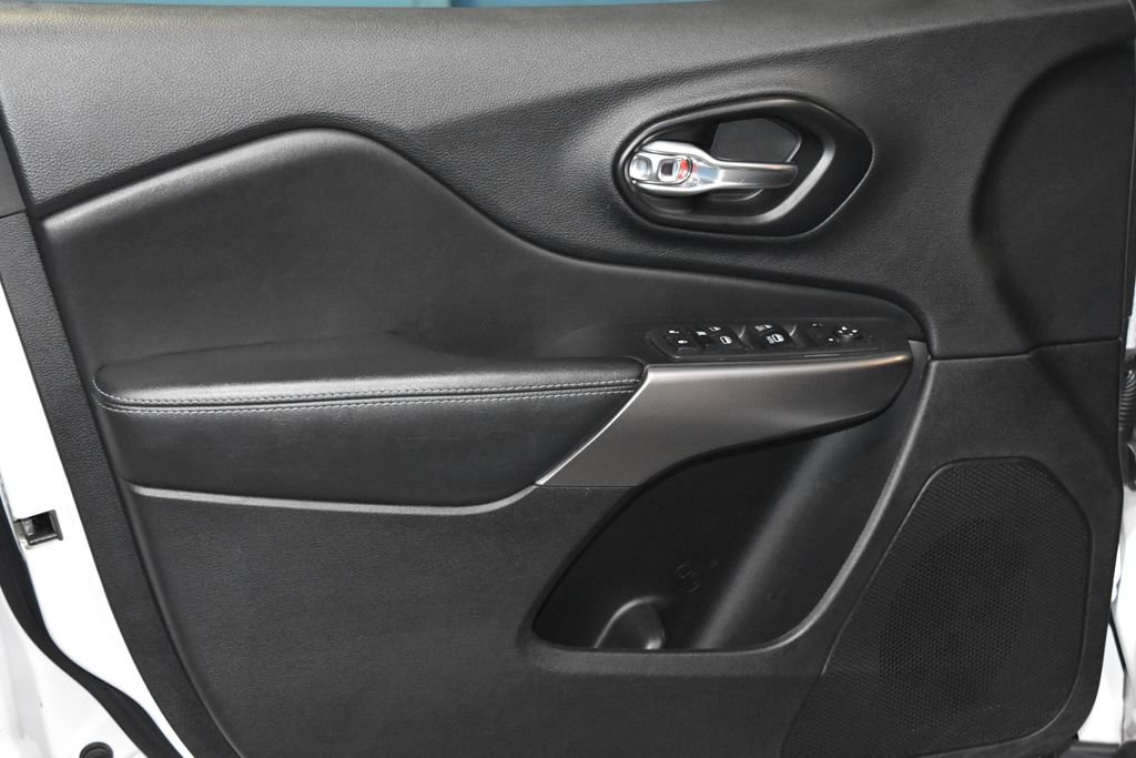 2021 Jeep Cherokee Latitude Sport photo 3