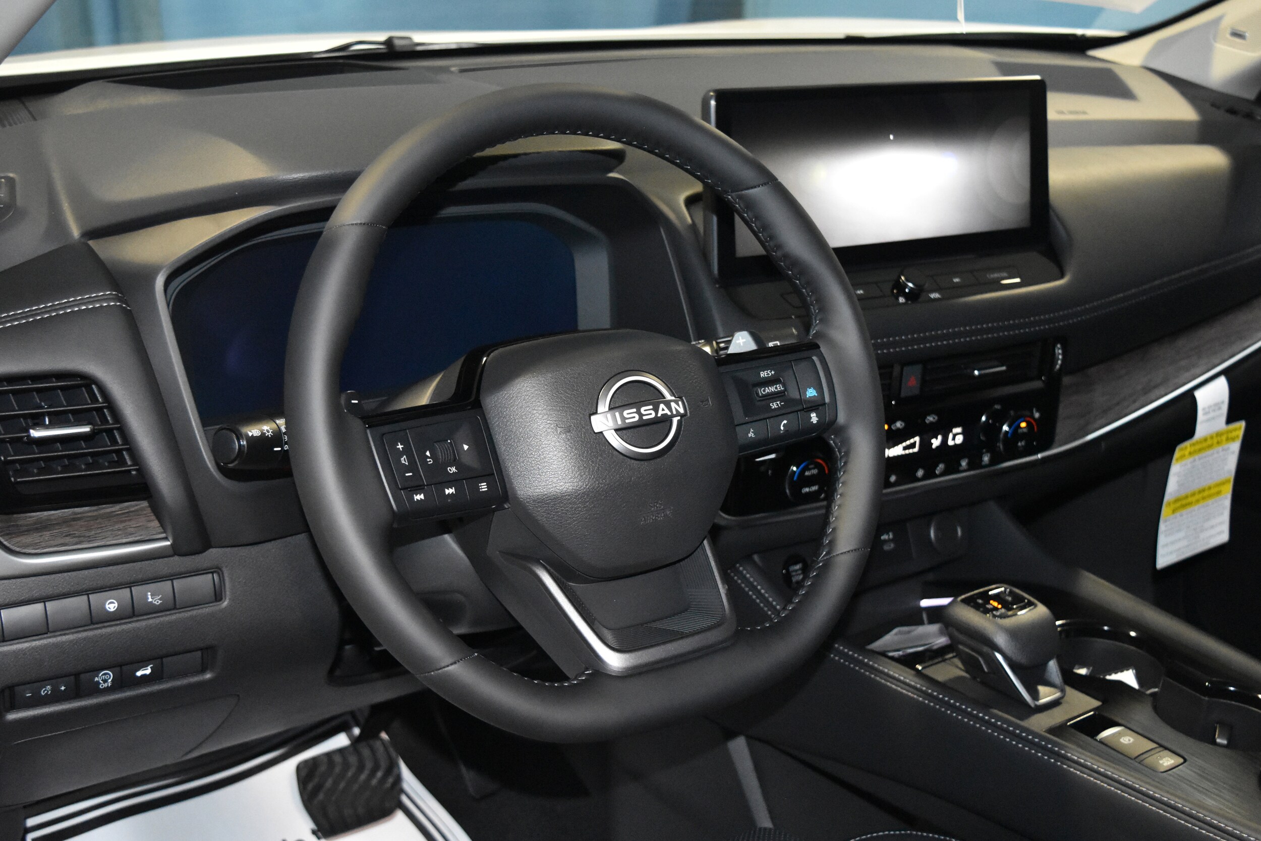 2026 Nissan Rogue Platinum photo 2