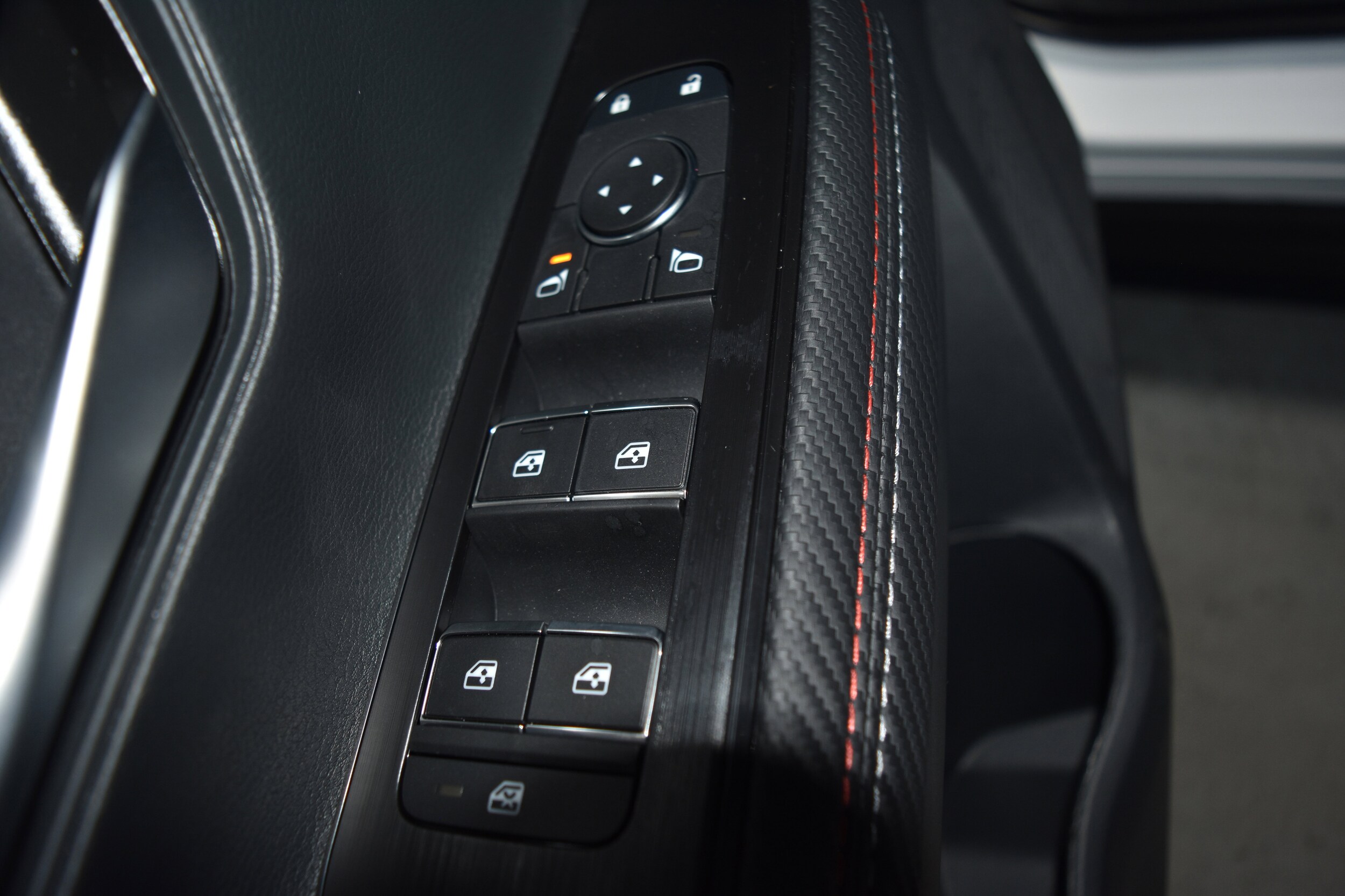 2026 Nissan Kicks SR photo 4