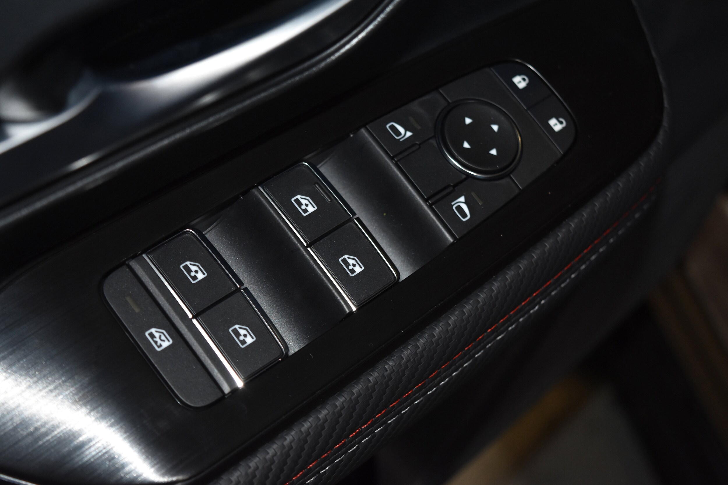 2026 Nissan Kicks SR photo 4