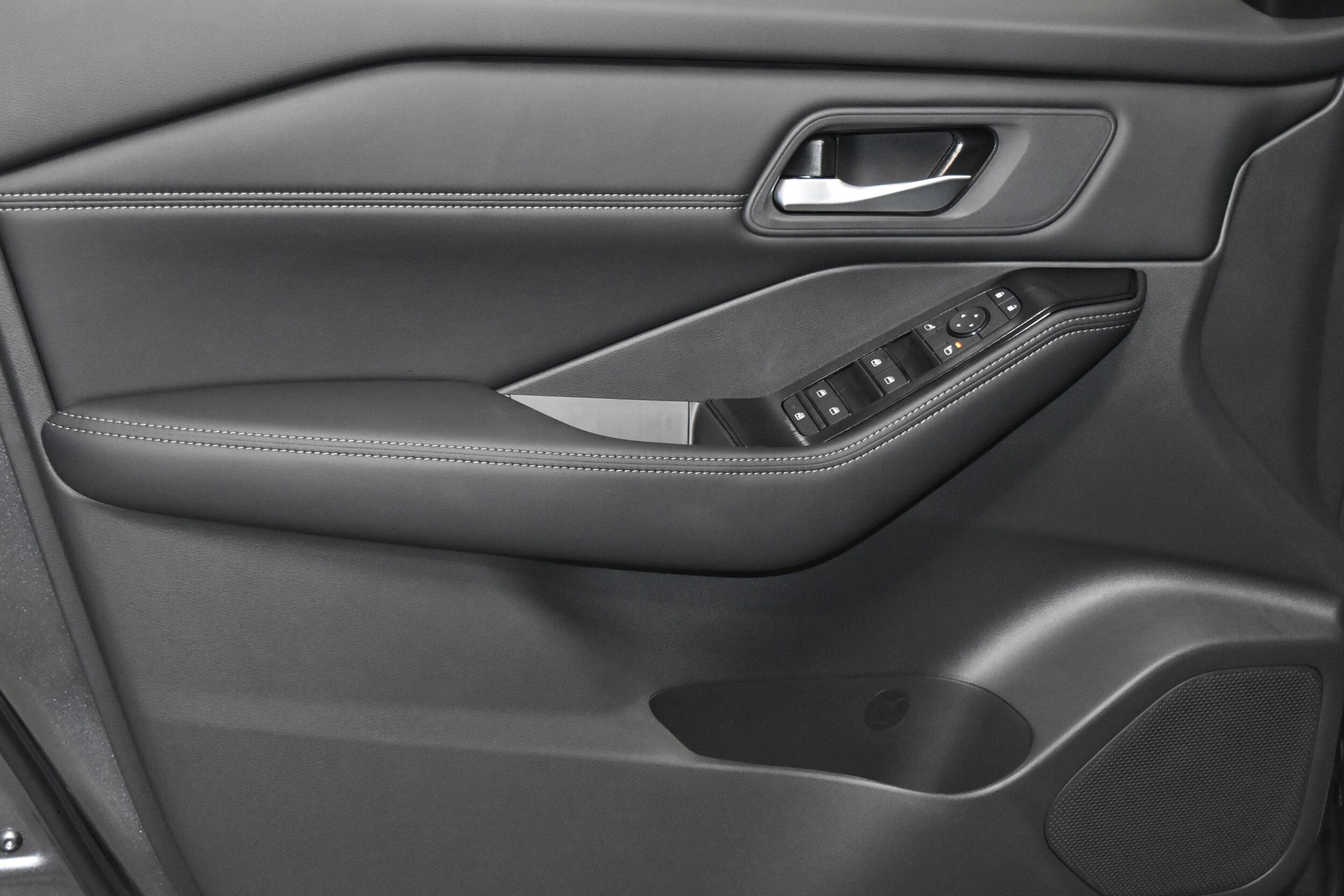 2026 Nissan Rogue SV photo 3
