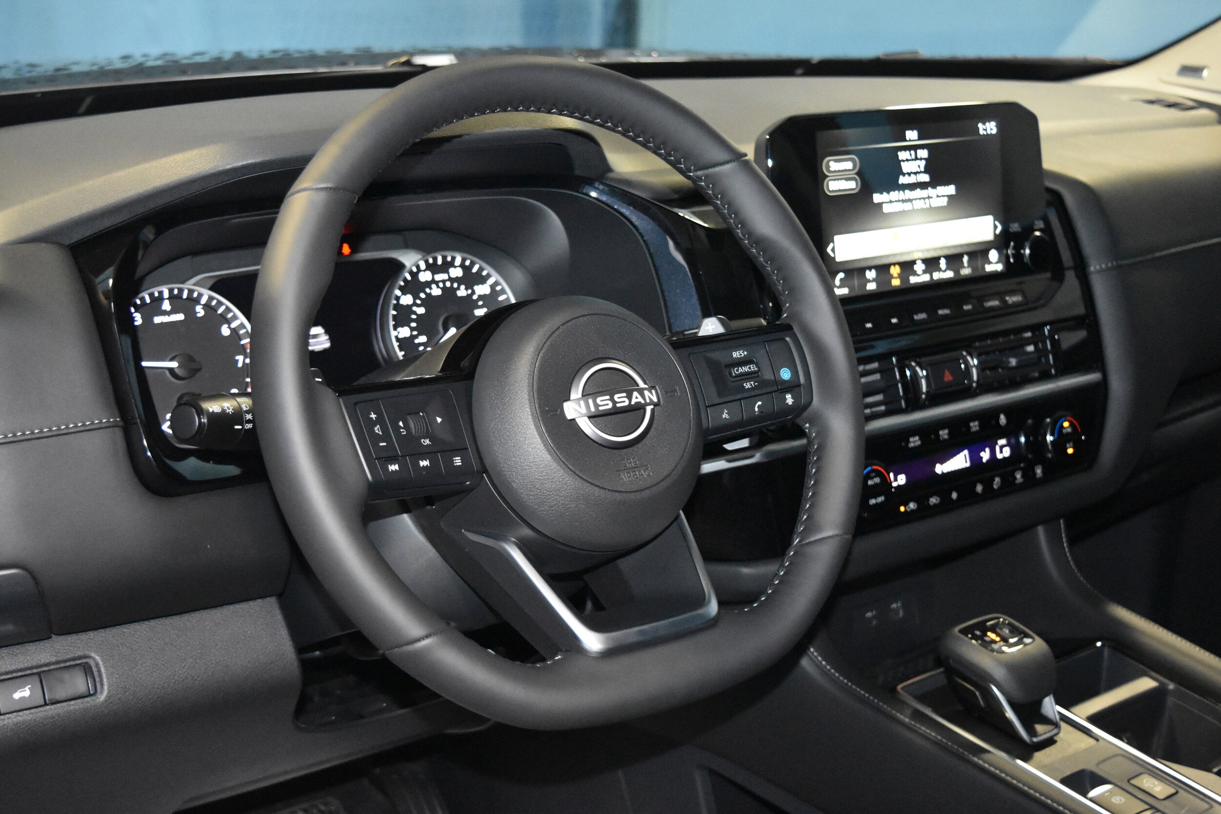 2025 Nissan Pathfinder SL photo 2
