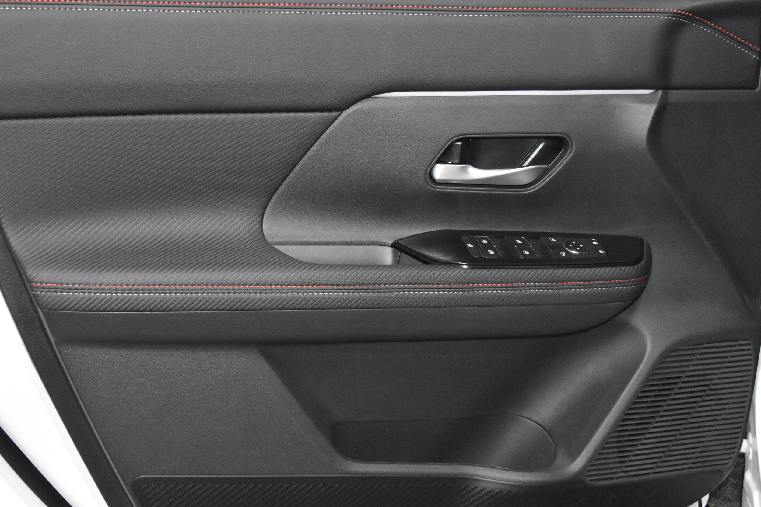 2025 Nissan Kicks SR photo 4