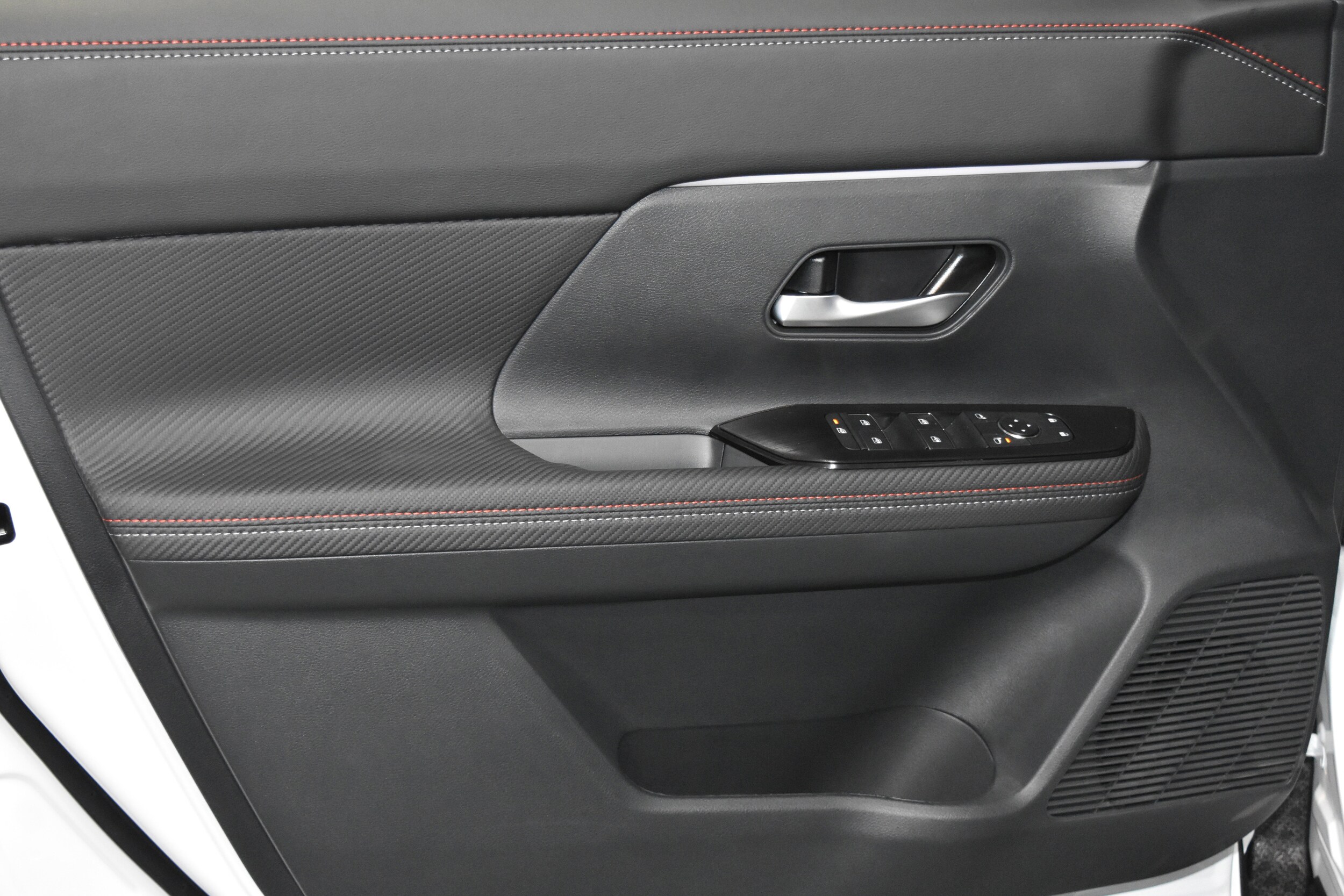 2026 Nissan Kicks SR photo 3