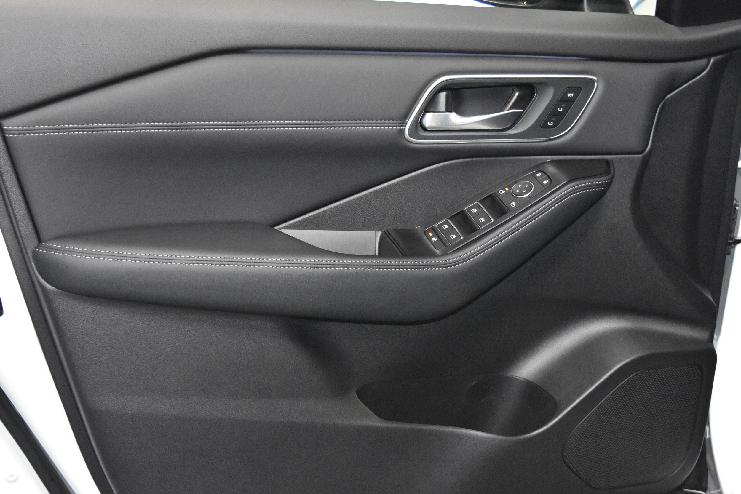 2026 Nissan Rogue Platinum photo 3