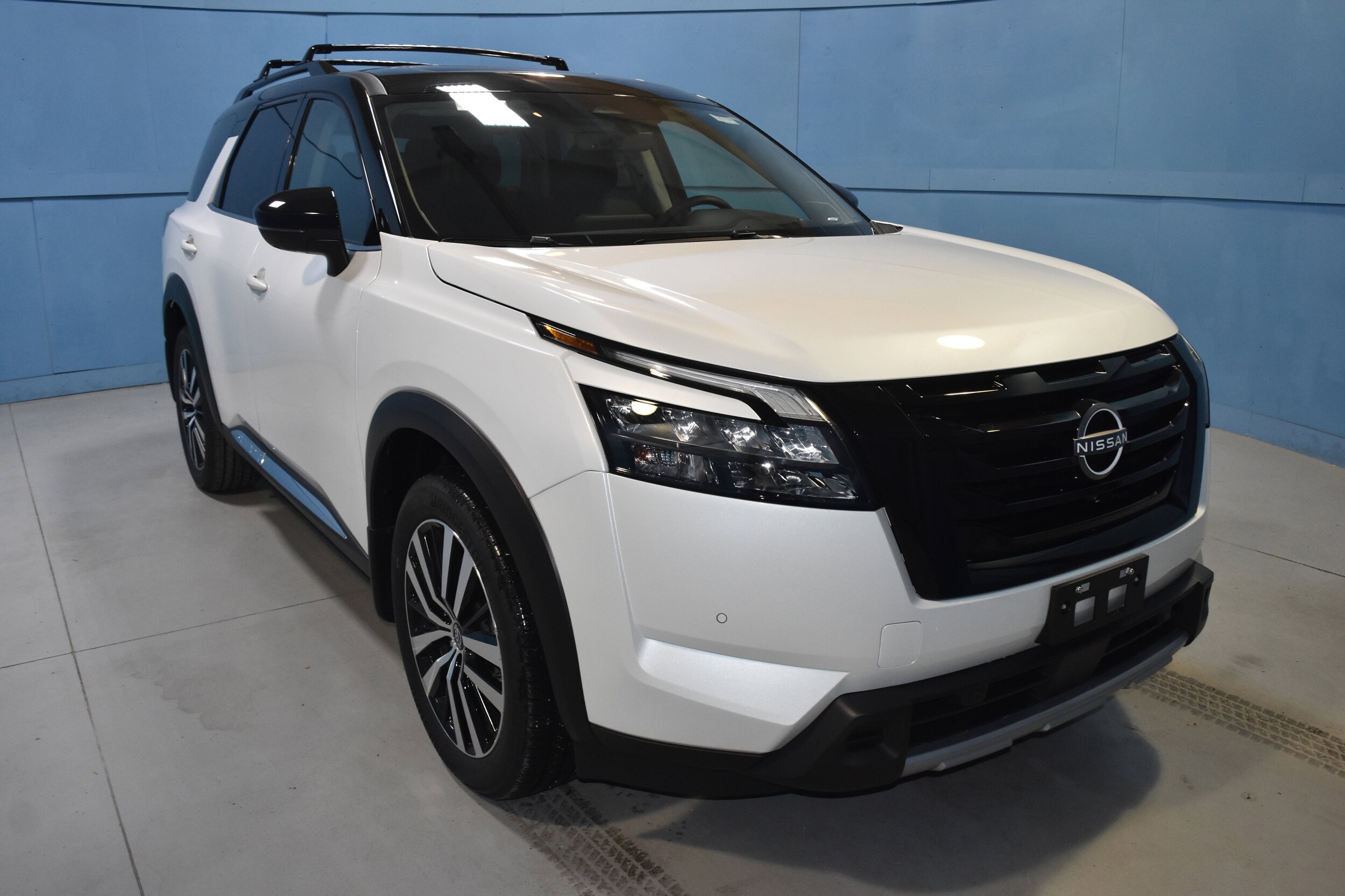 2025 Nissan Pathfinder Platinum photo 2