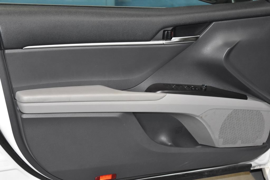 2022 Toyota Camry SE photo 3