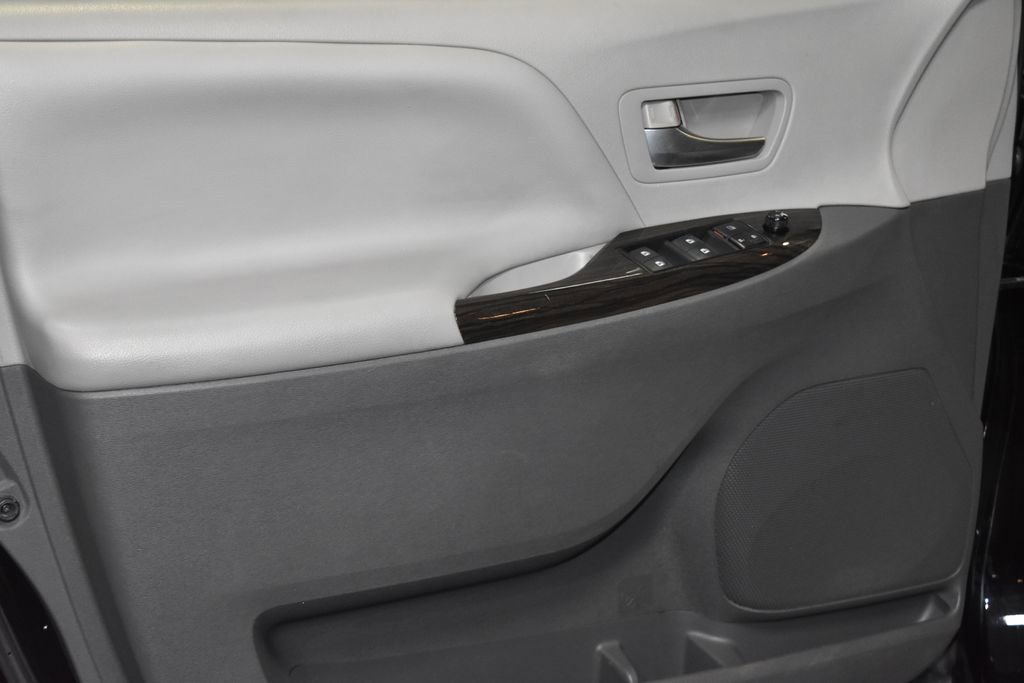 2015 Toyota Sienna L photo 3