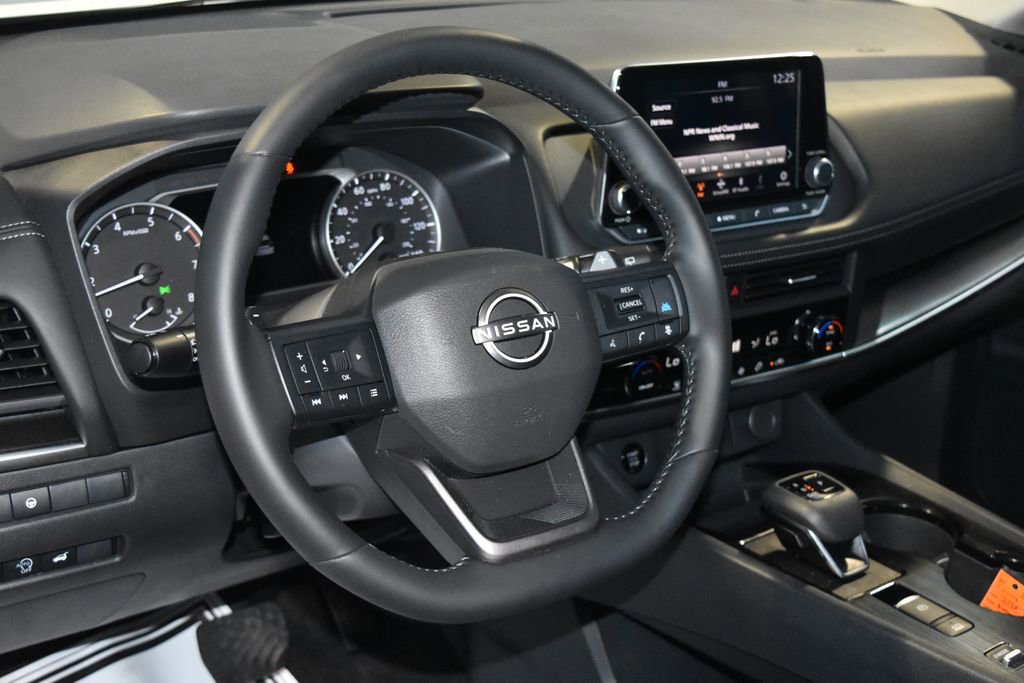 2025 Nissan Rogue SV photo 2