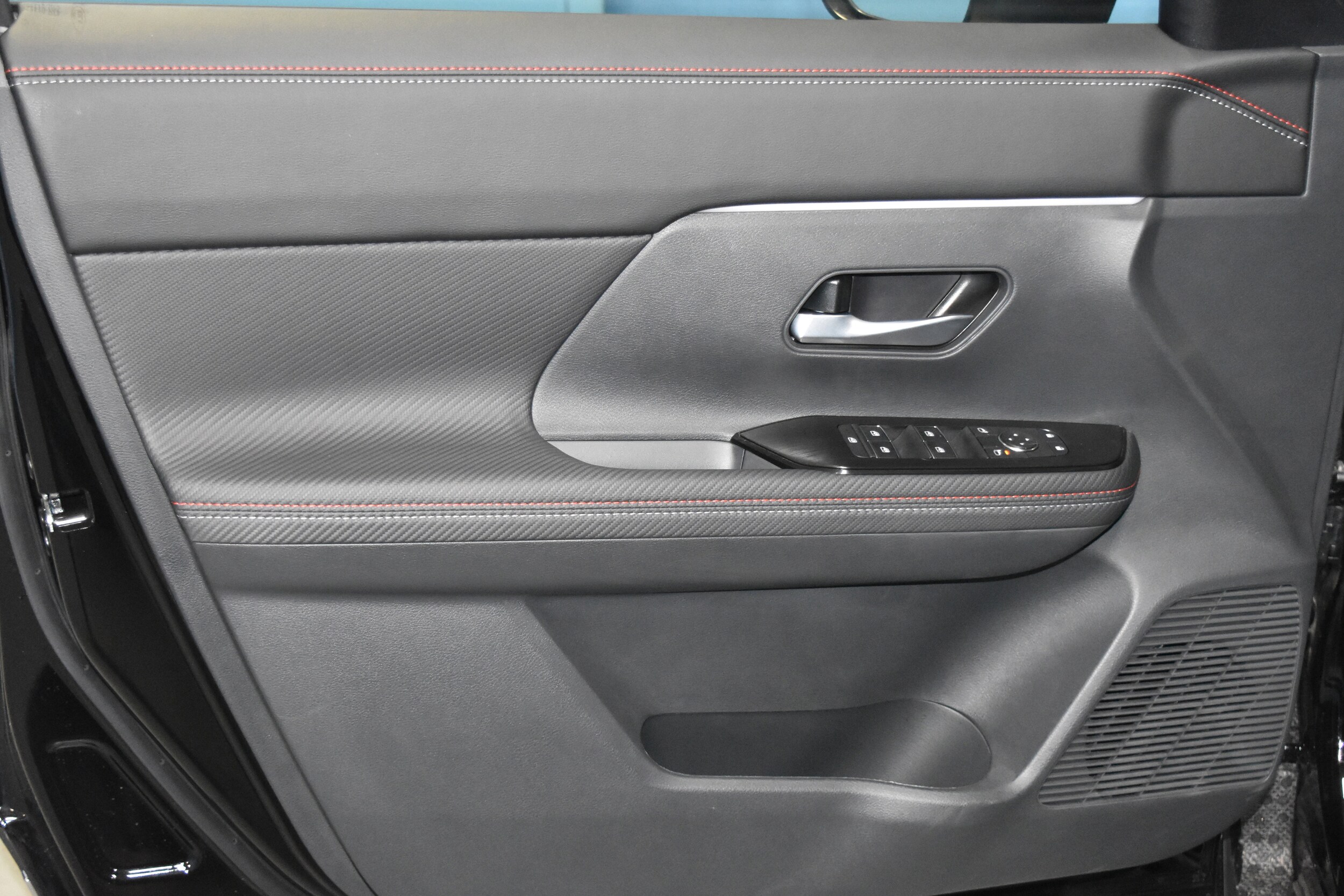 2026 Nissan Kicks SR photo 3