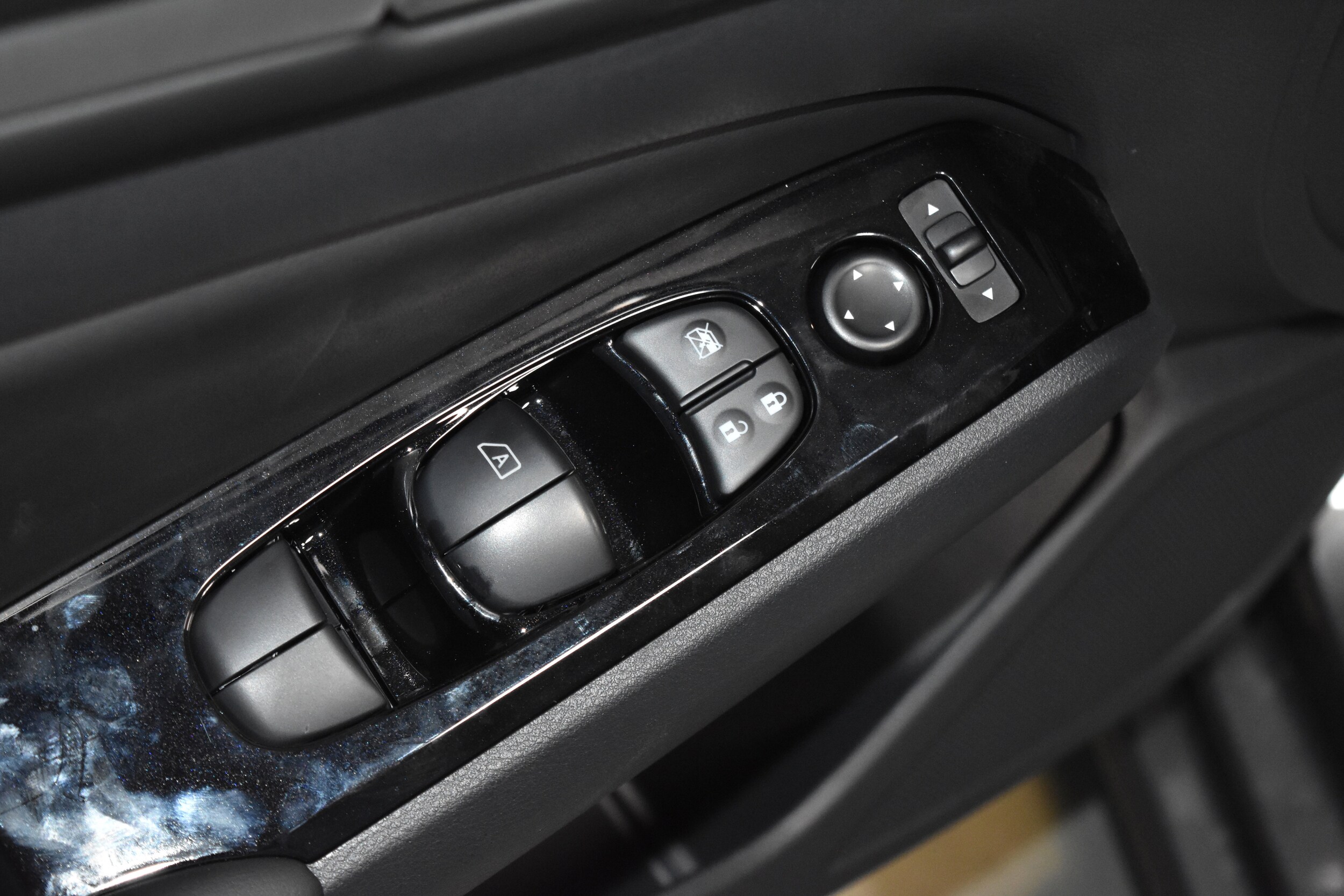 2025 Nissan Altima SR photo 4