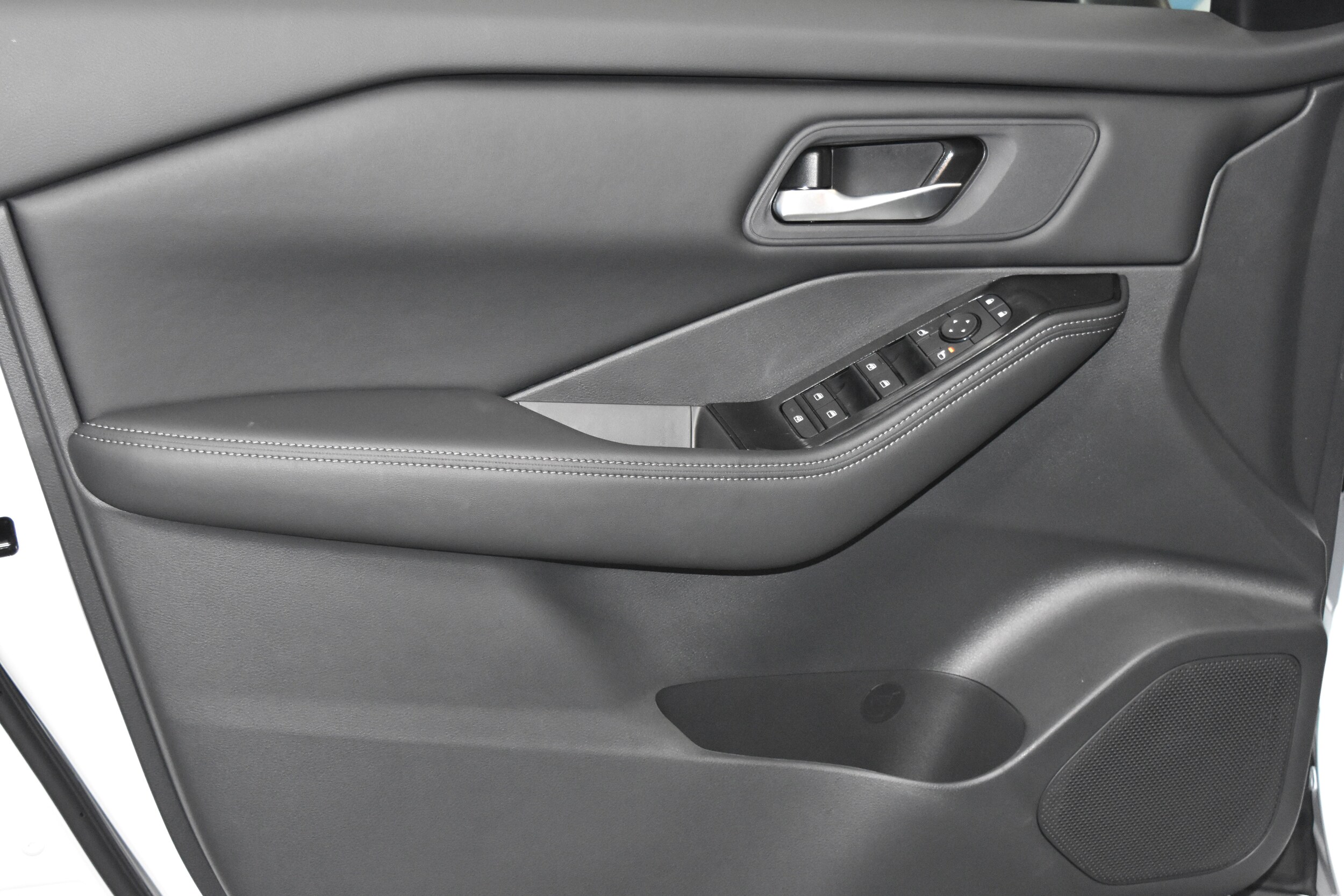 2026 Nissan Rogue SV photo 2