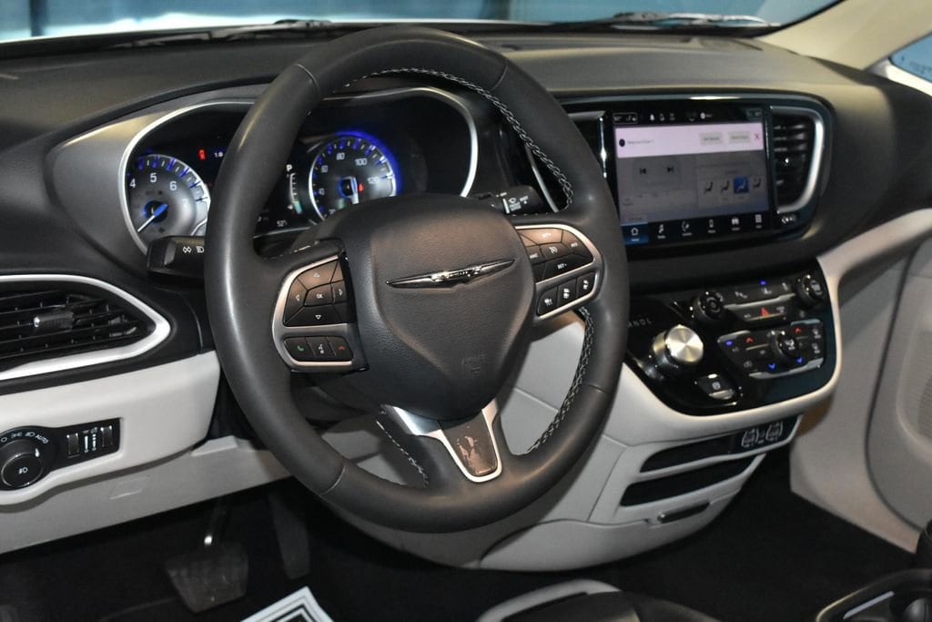 Used 2024 Chrysler Pacifica Touring L 4D Passenger Van