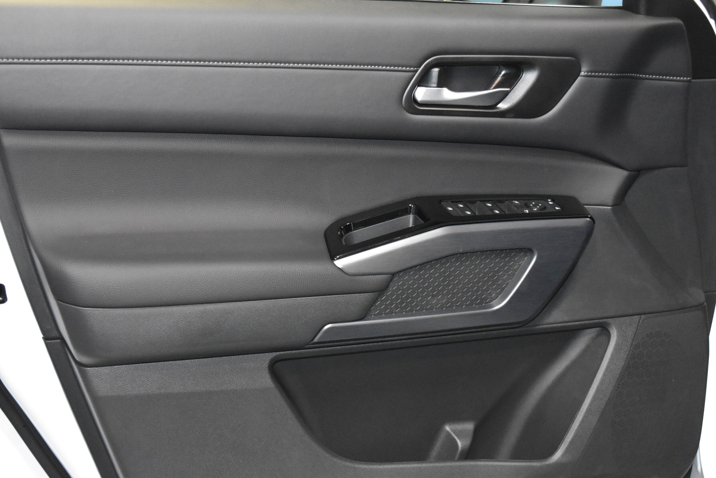 2025 Nissan Pathfinder SL photo 4
