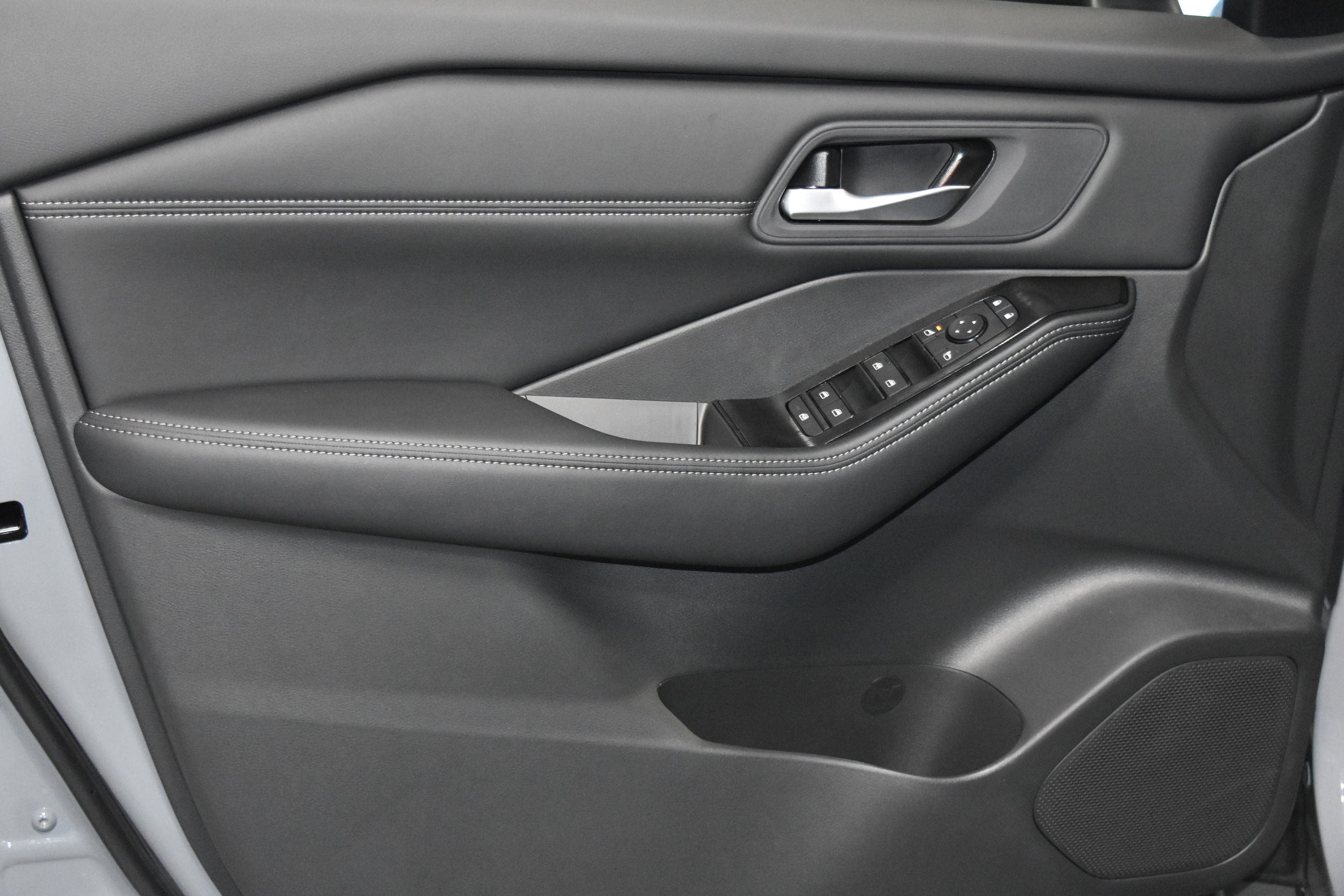2026 Nissan Rogue SV photo 4