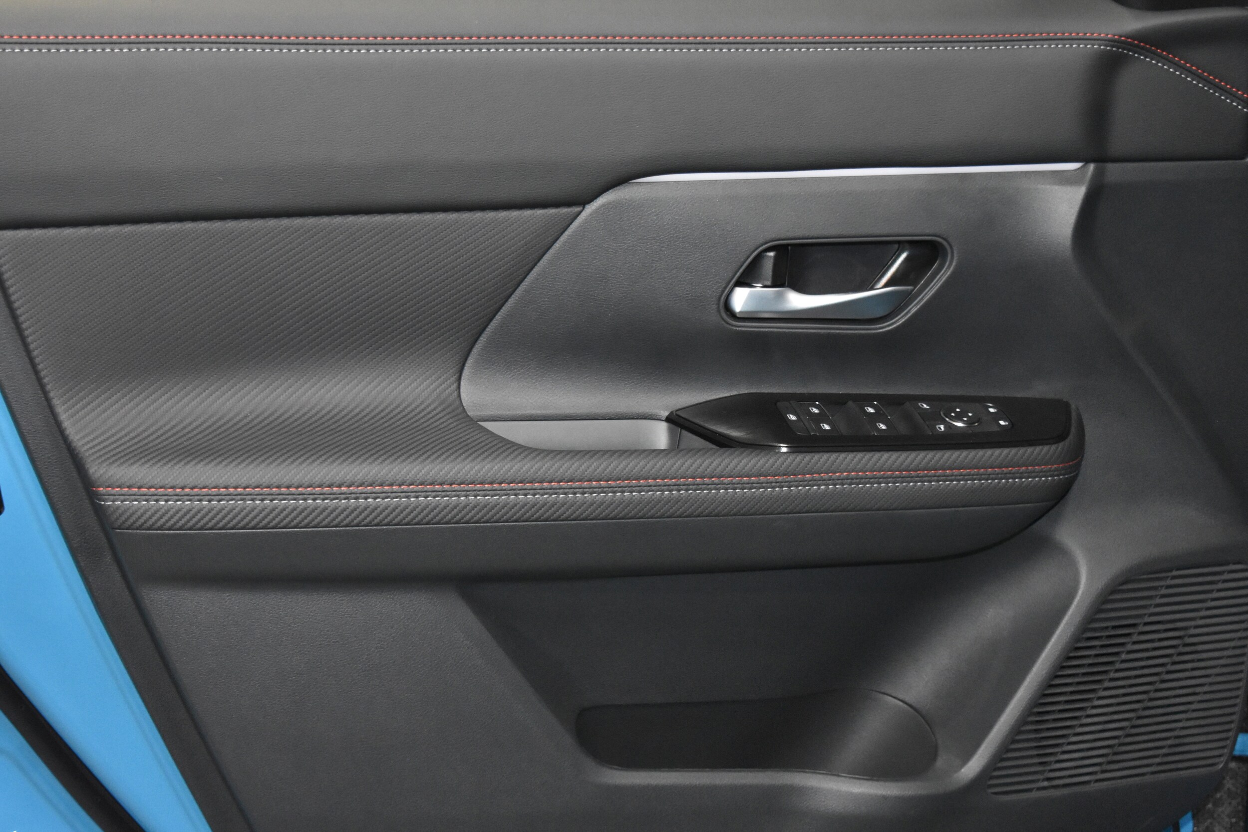 2026 Nissan Kicks SR photo 4