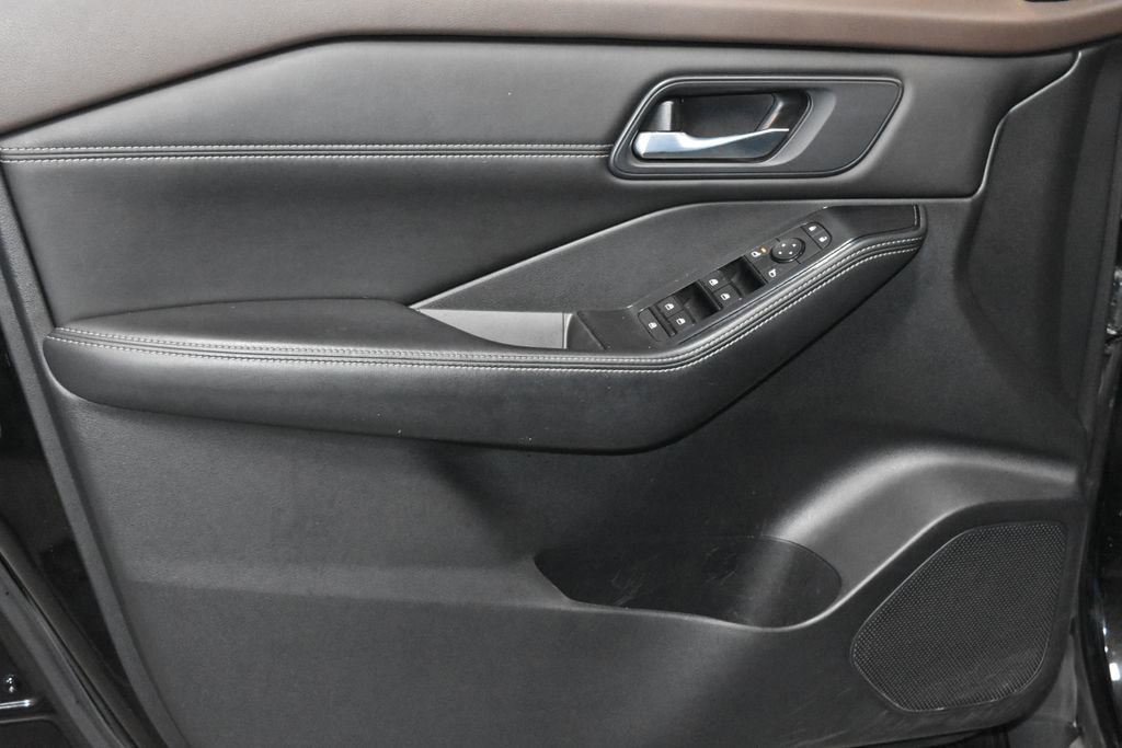 2022 Nissan Rogue SV photo 3