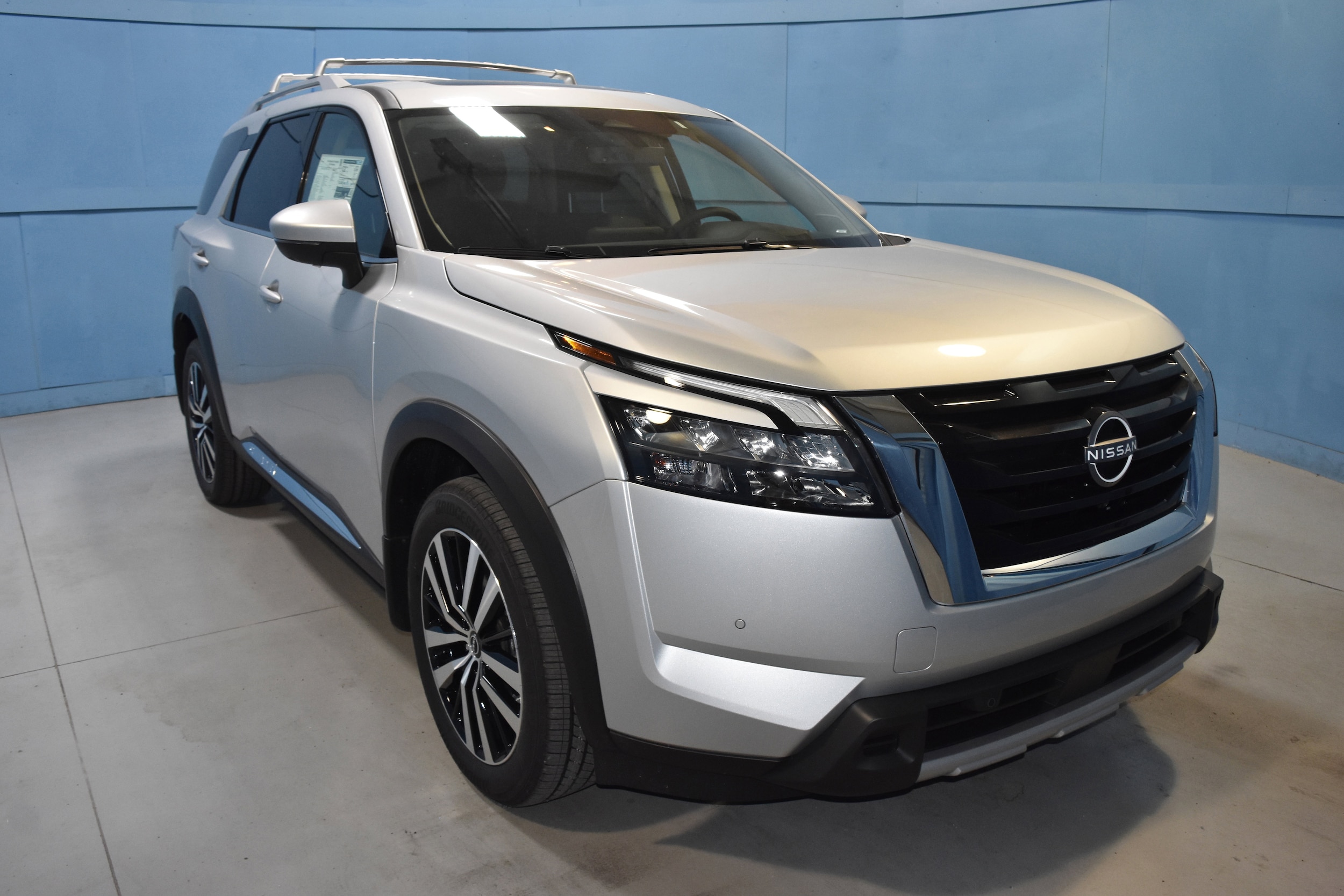 2025 Nissan Pathfinder Platinum photo 2