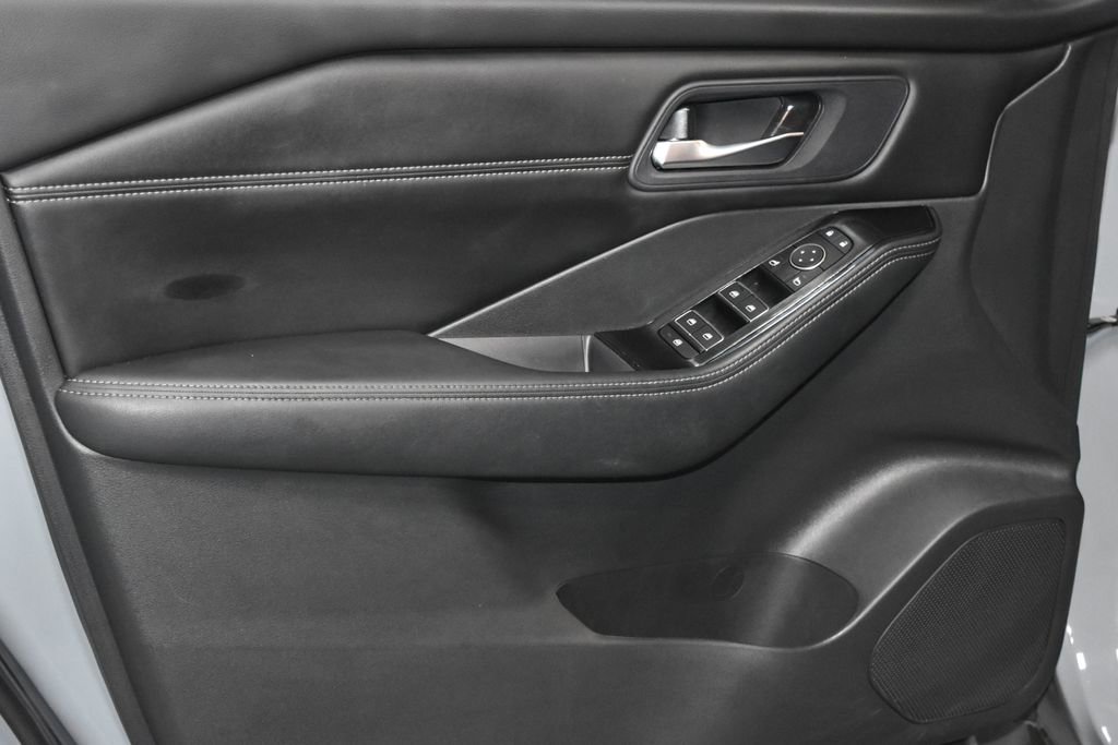 2024 Nissan Rogue SL photo 3