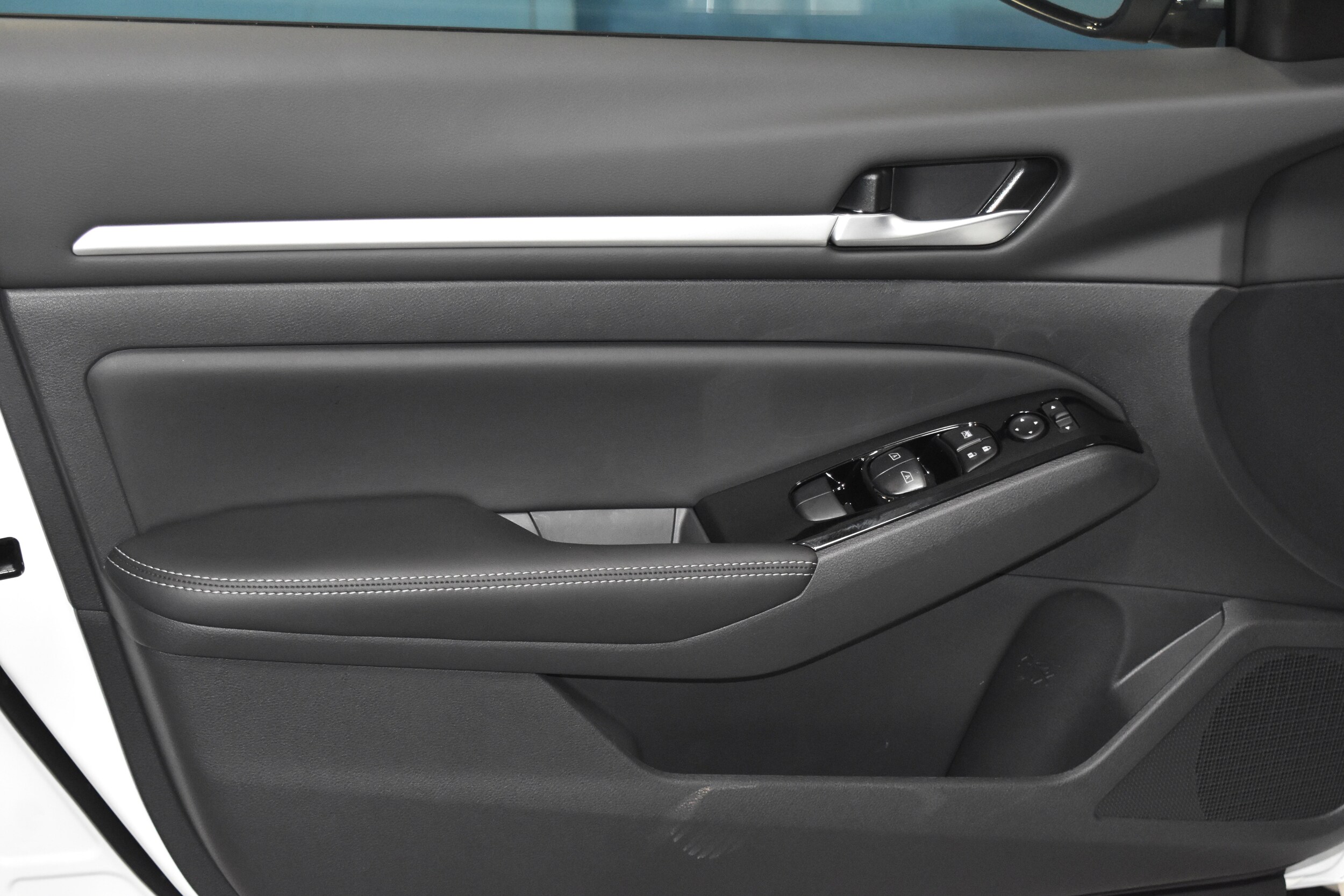 2025 Nissan Altima SL photo 4