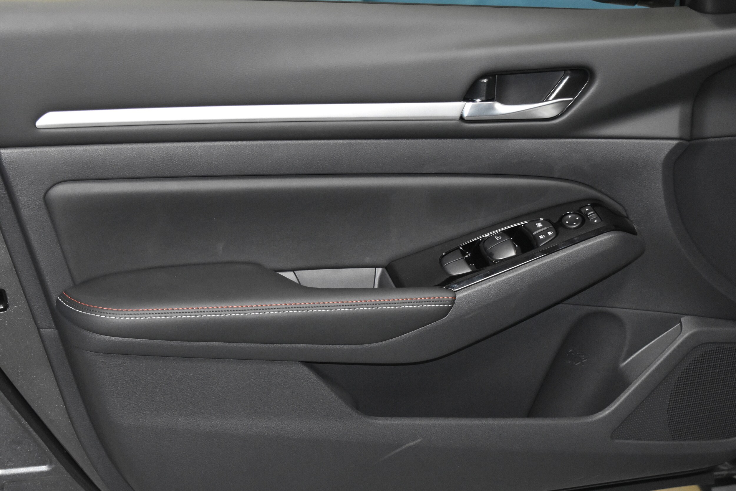 2025 Nissan Altima SR photo 4