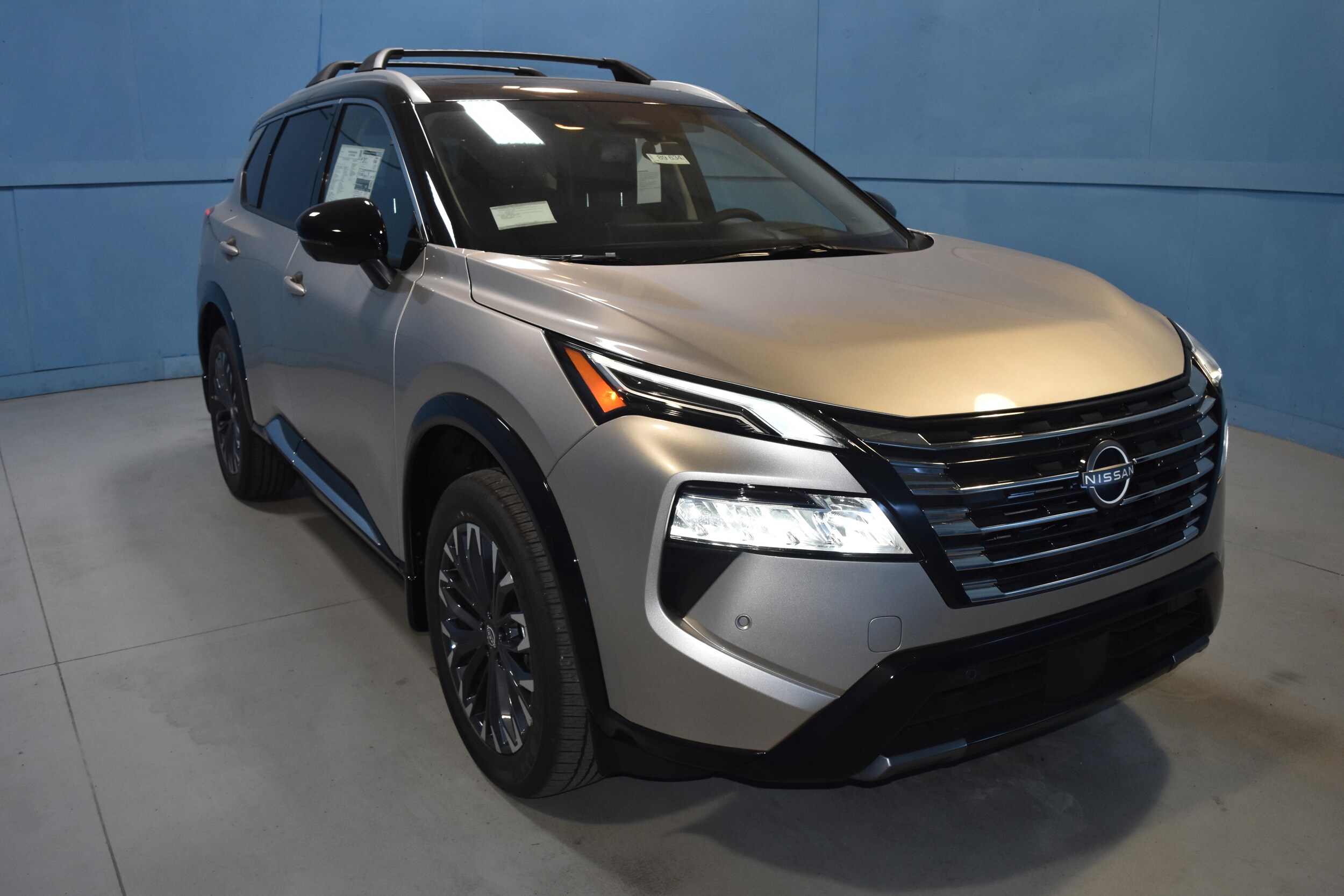 2026 Nissan Rogue Platinum photo 2