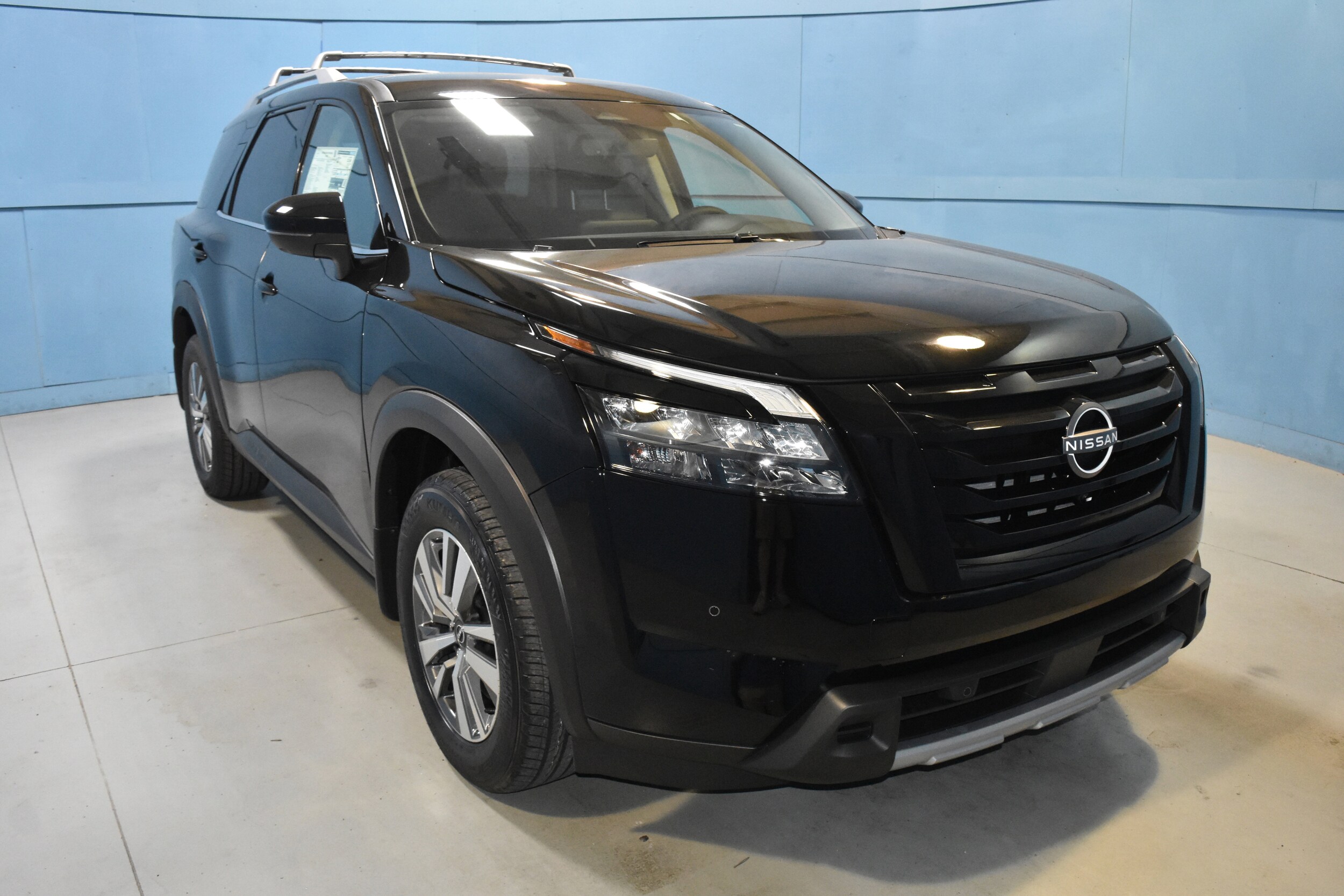 2025 Nissan Pathfinder SL photo 2