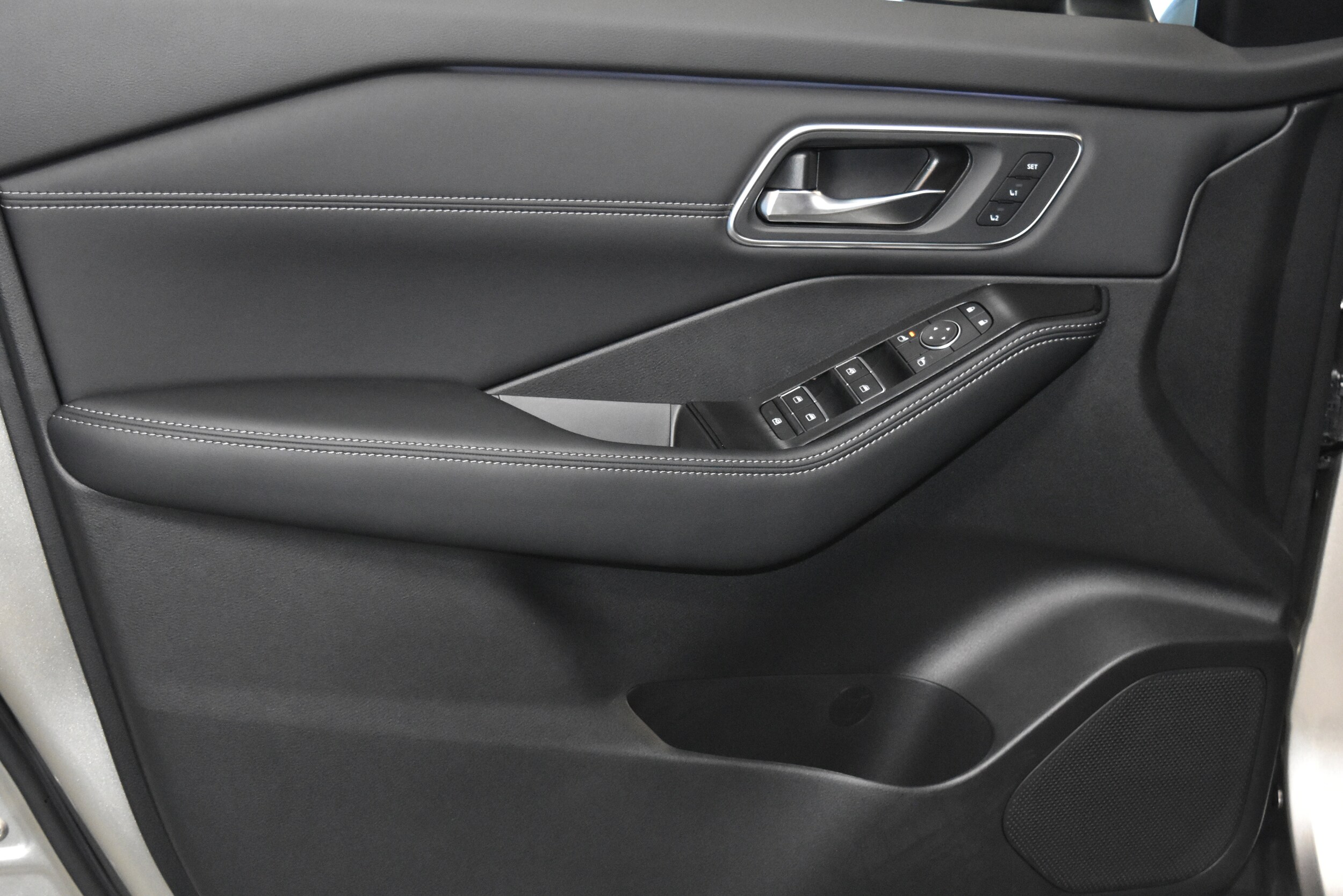 2026 Nissan Rogue Platinum photo 3