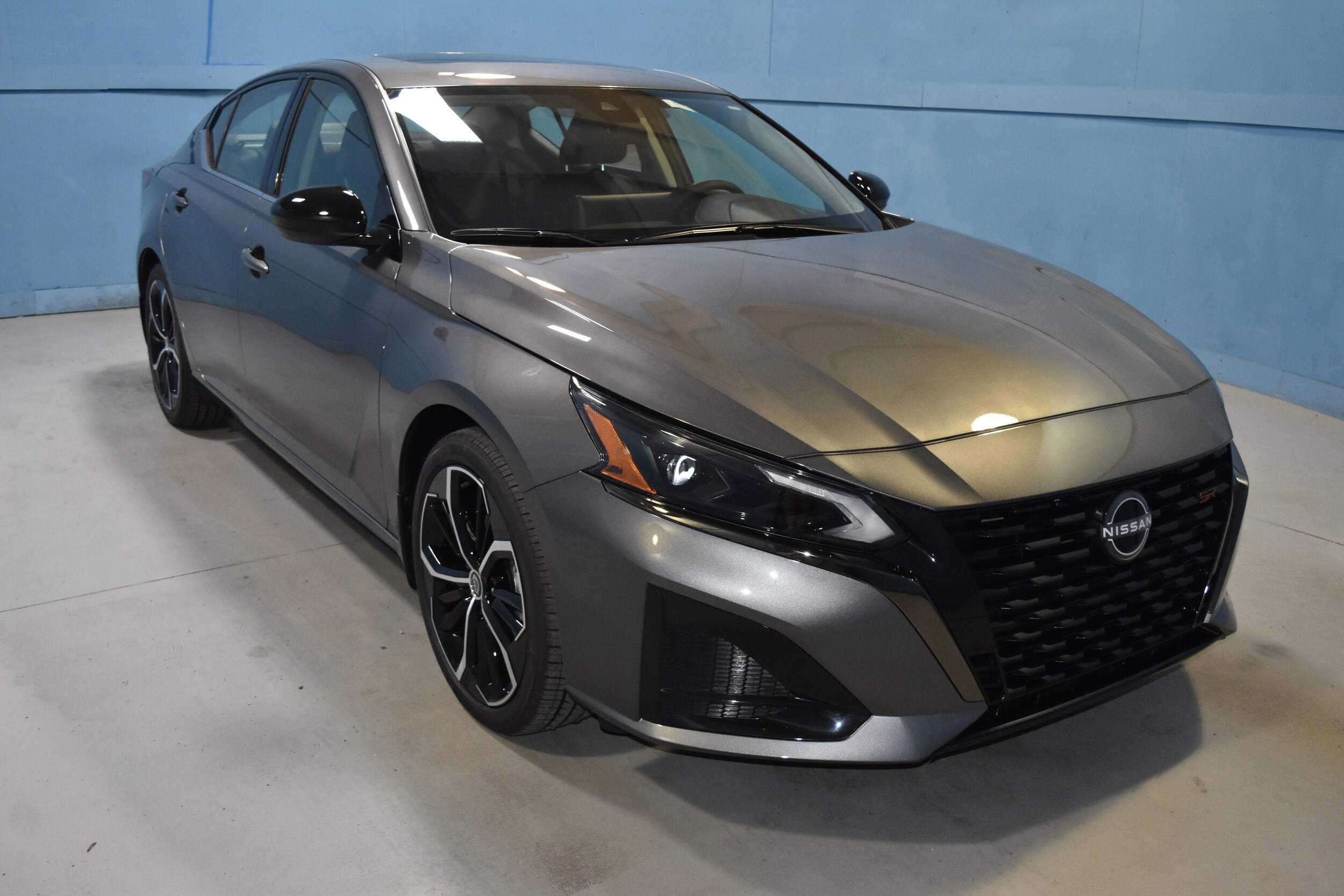 2025 Nissan Altima SR photo 2