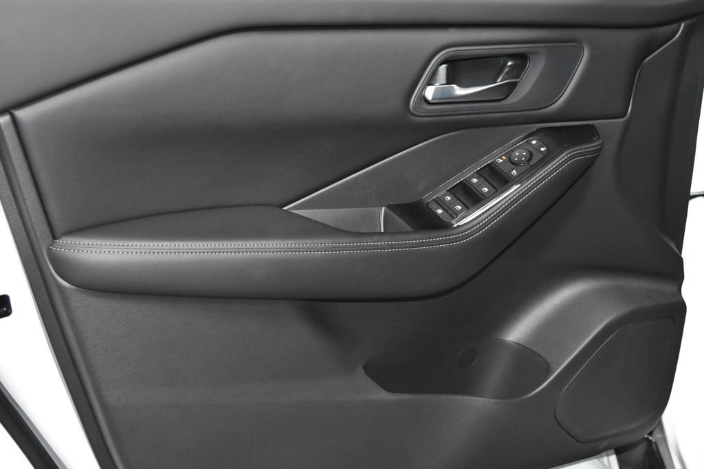 2025 Nissan Rogue SV photo 4
