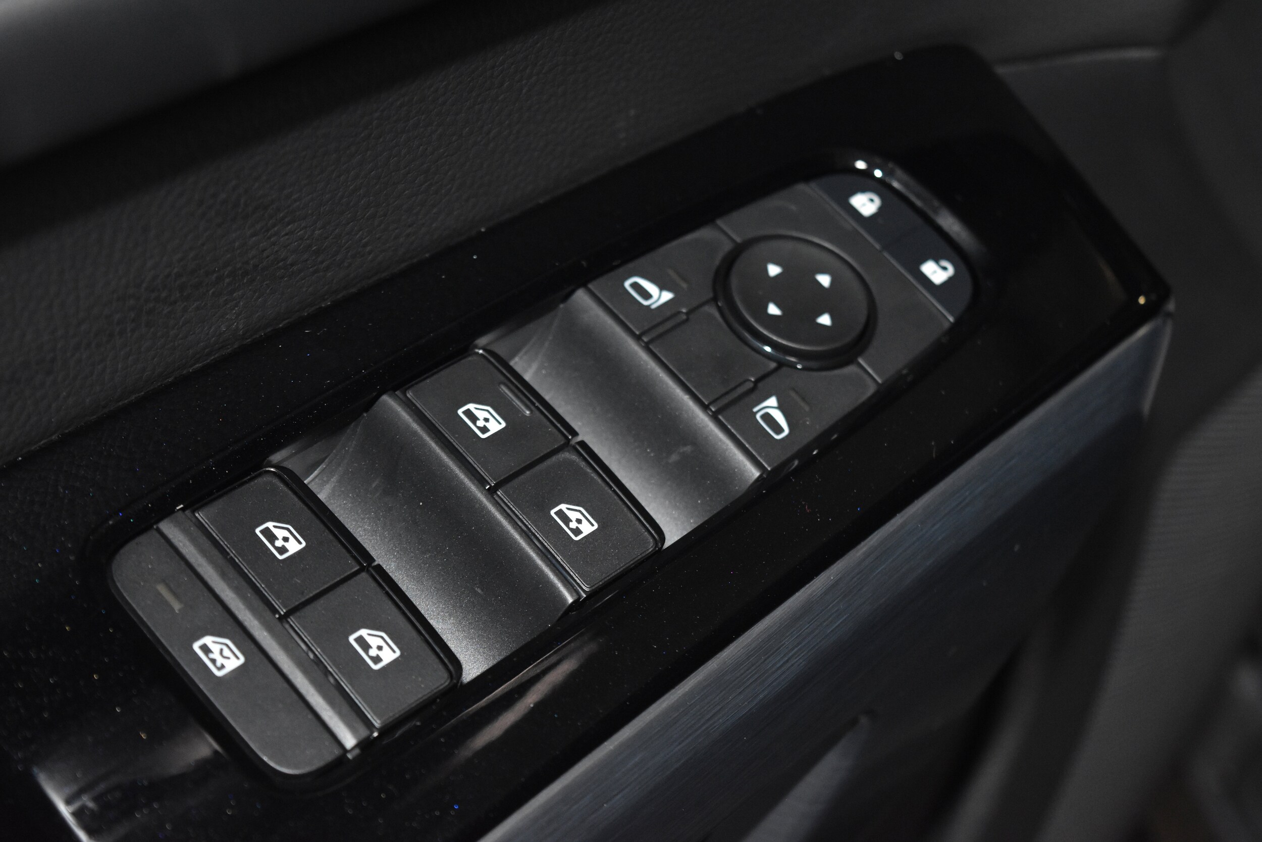 2025 Nissan Pathfinder SL photo 4