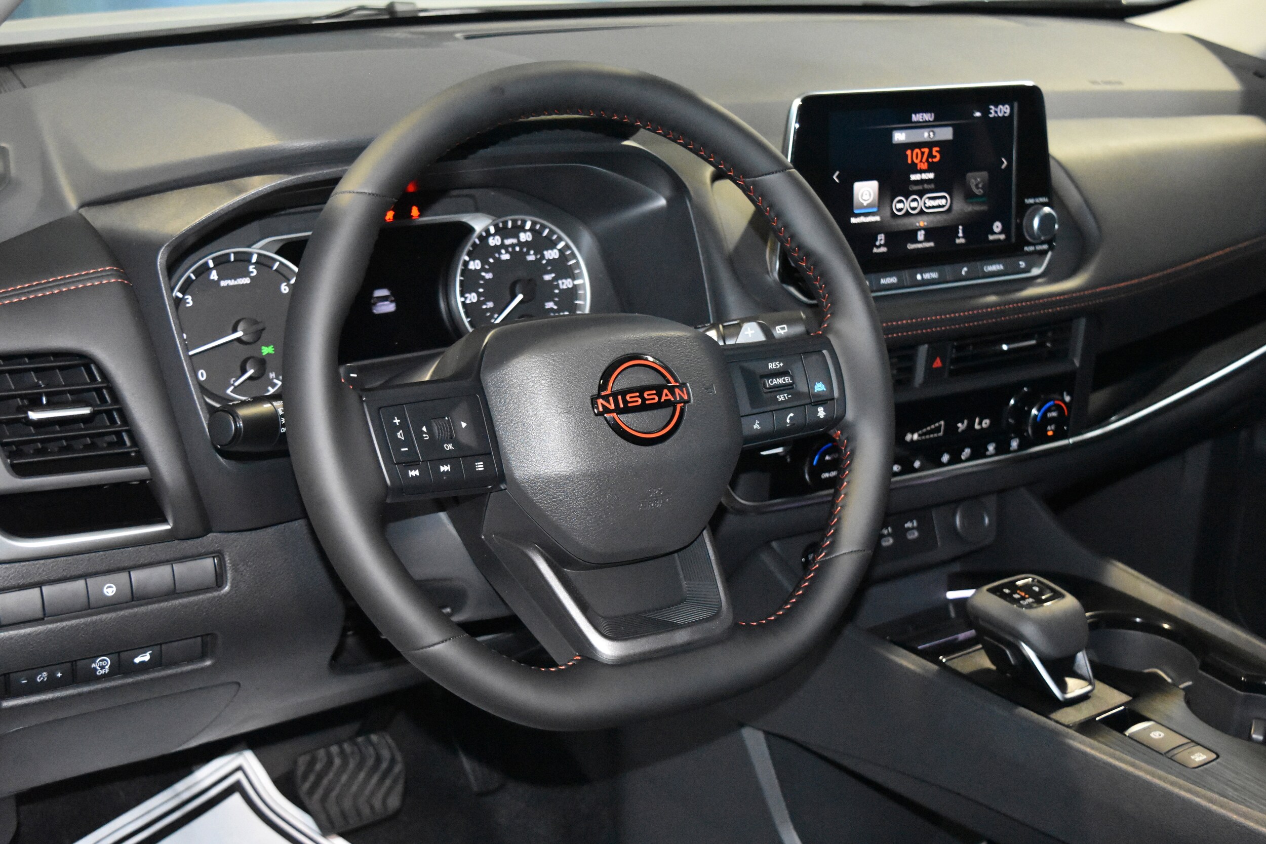 2026 Nissan Rogue SV photo 3