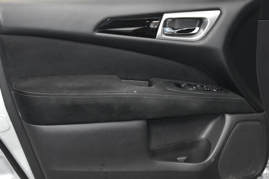 2016 Nissan Pathfinder SV photo 3