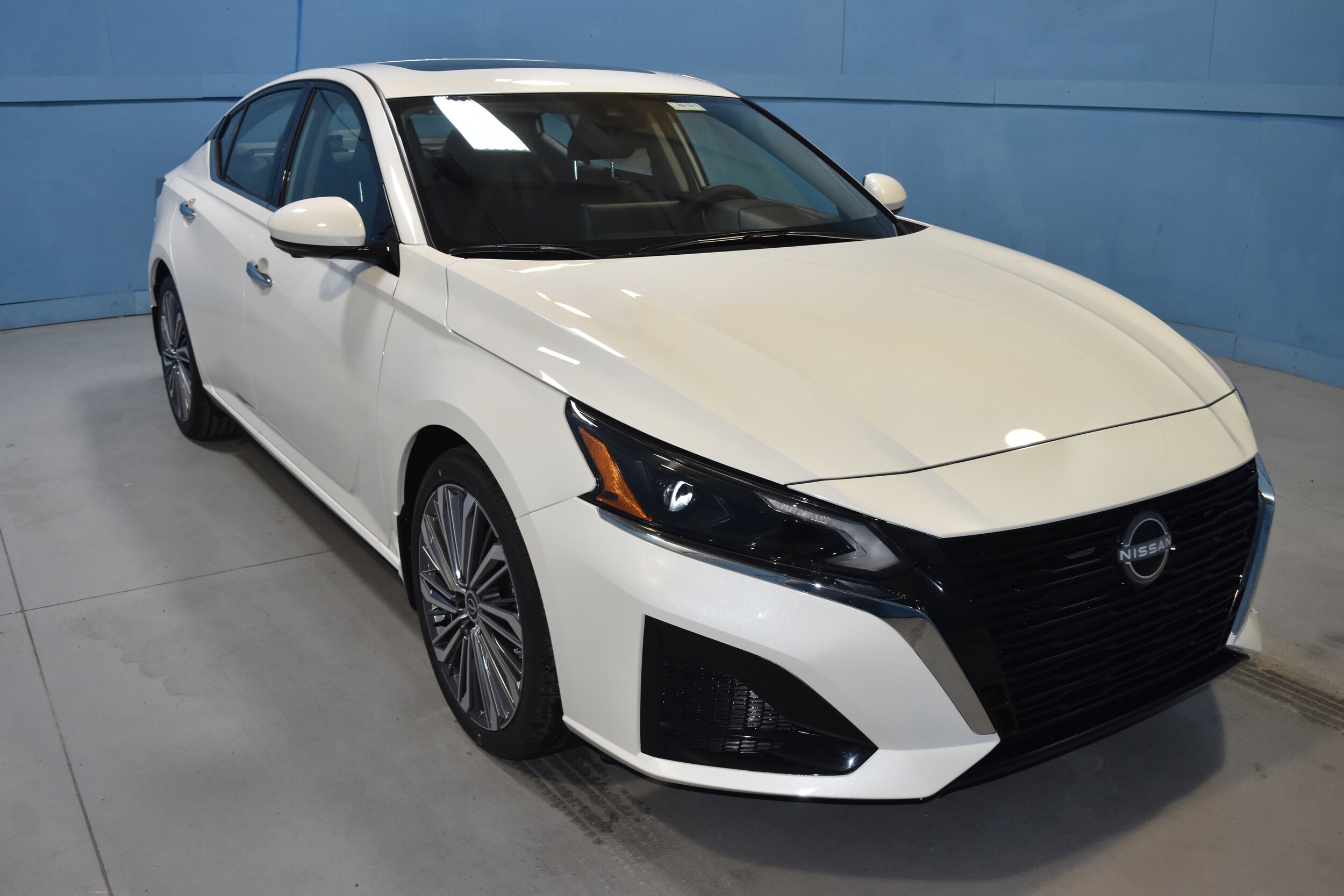 2025 Nissan Altima SL photo 2