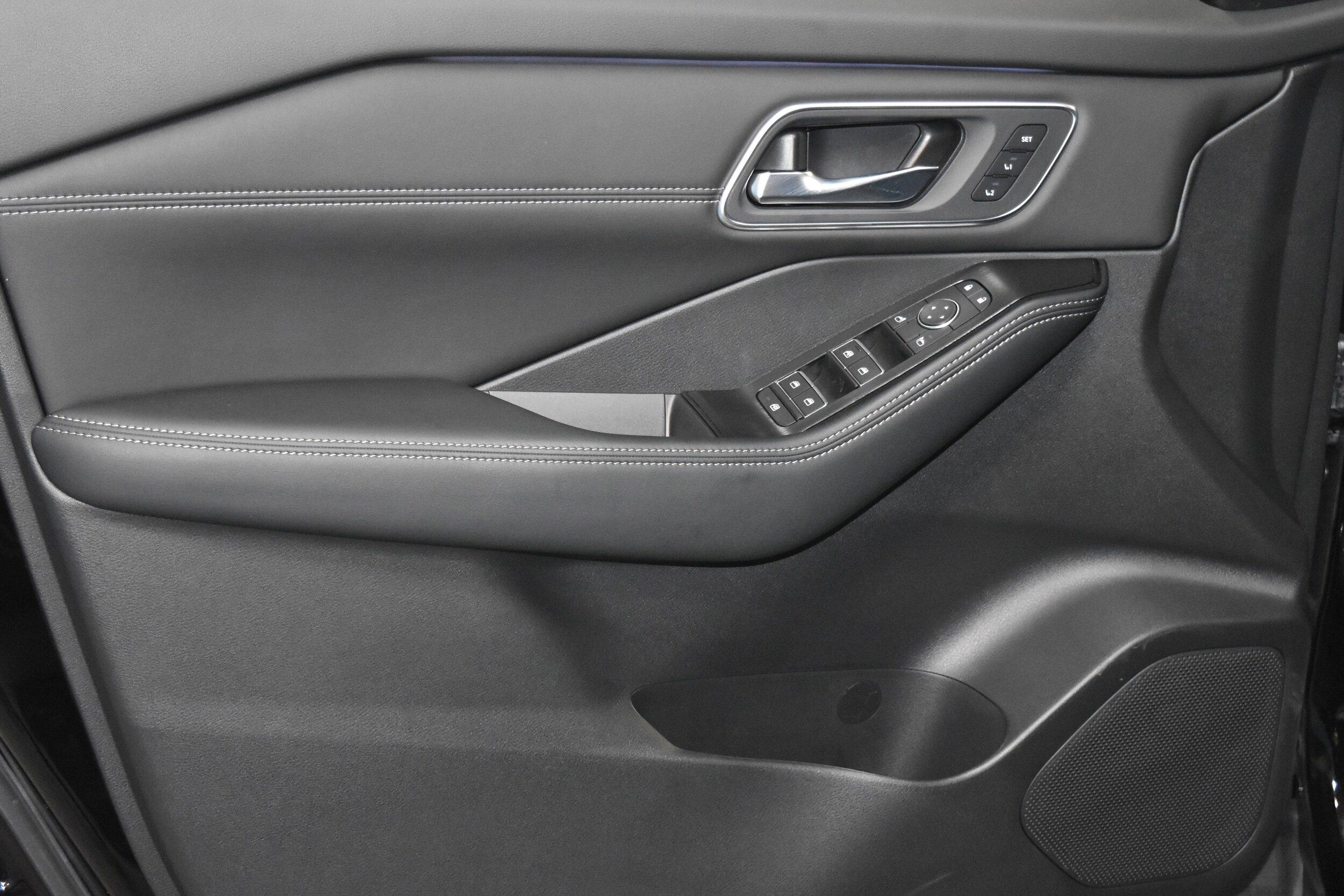 2026 Nissan Rogue Platinum photo 3